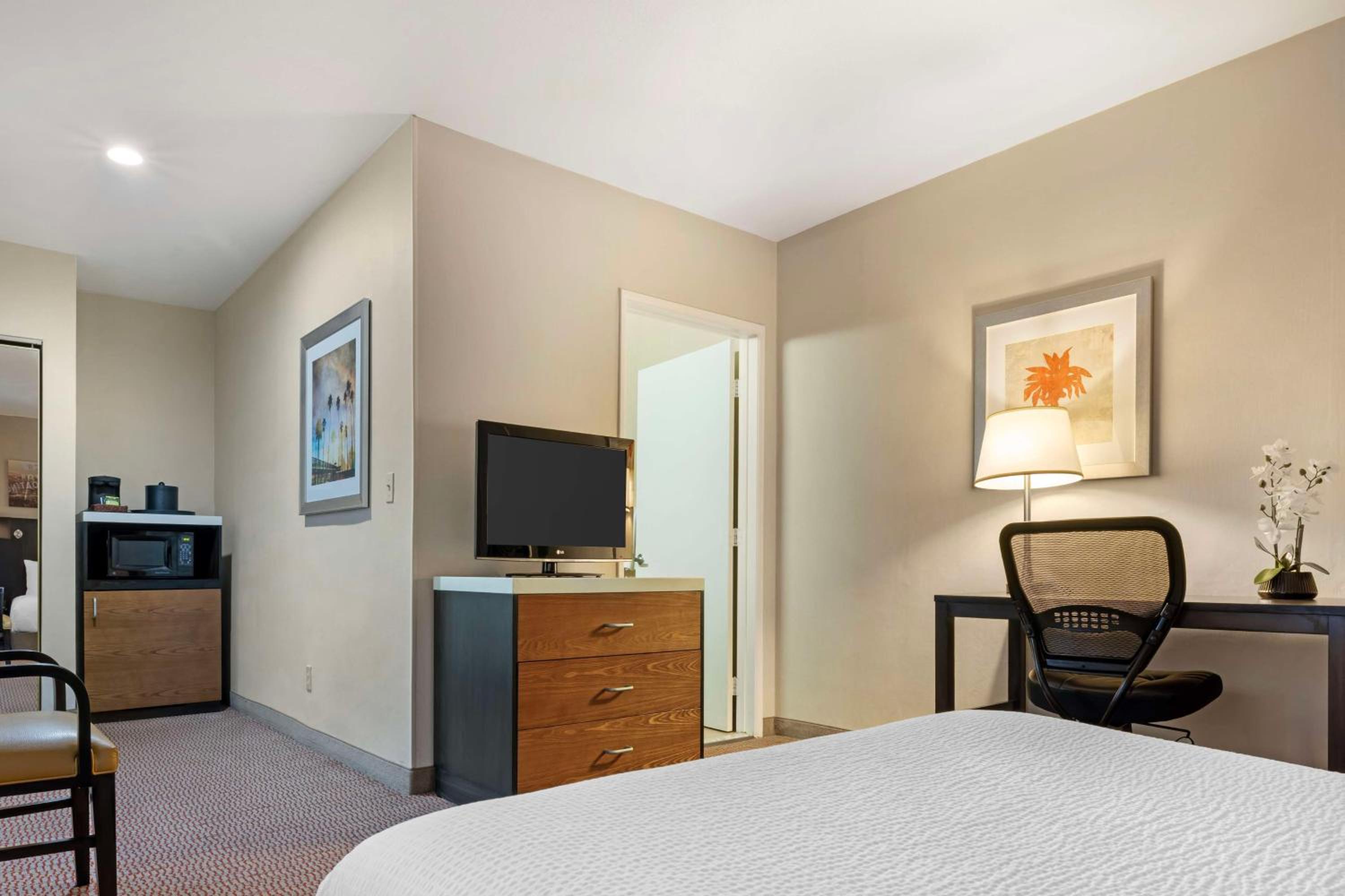 Queen Room with Roll-In Shower - Mobility Accessible/Non-Smoking