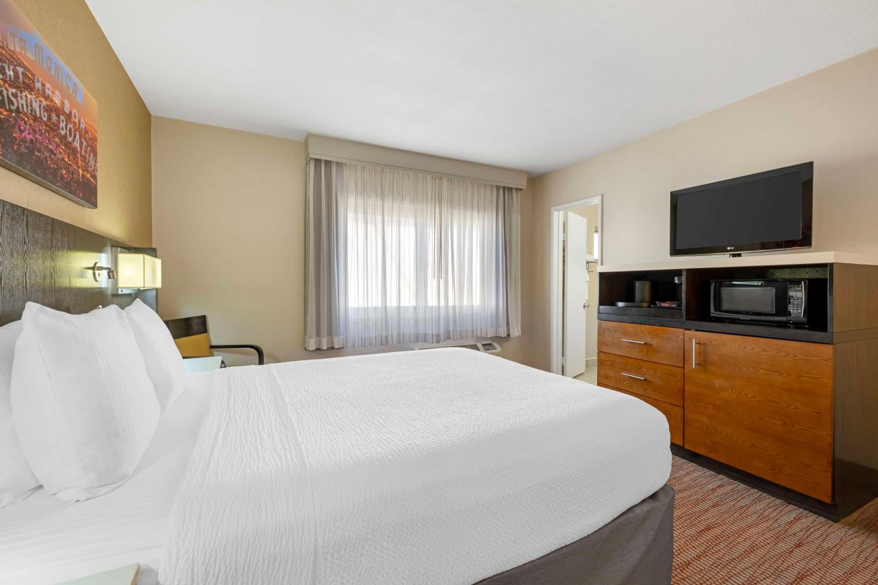 Queen Room - Pet Friendly/Non-Smoking