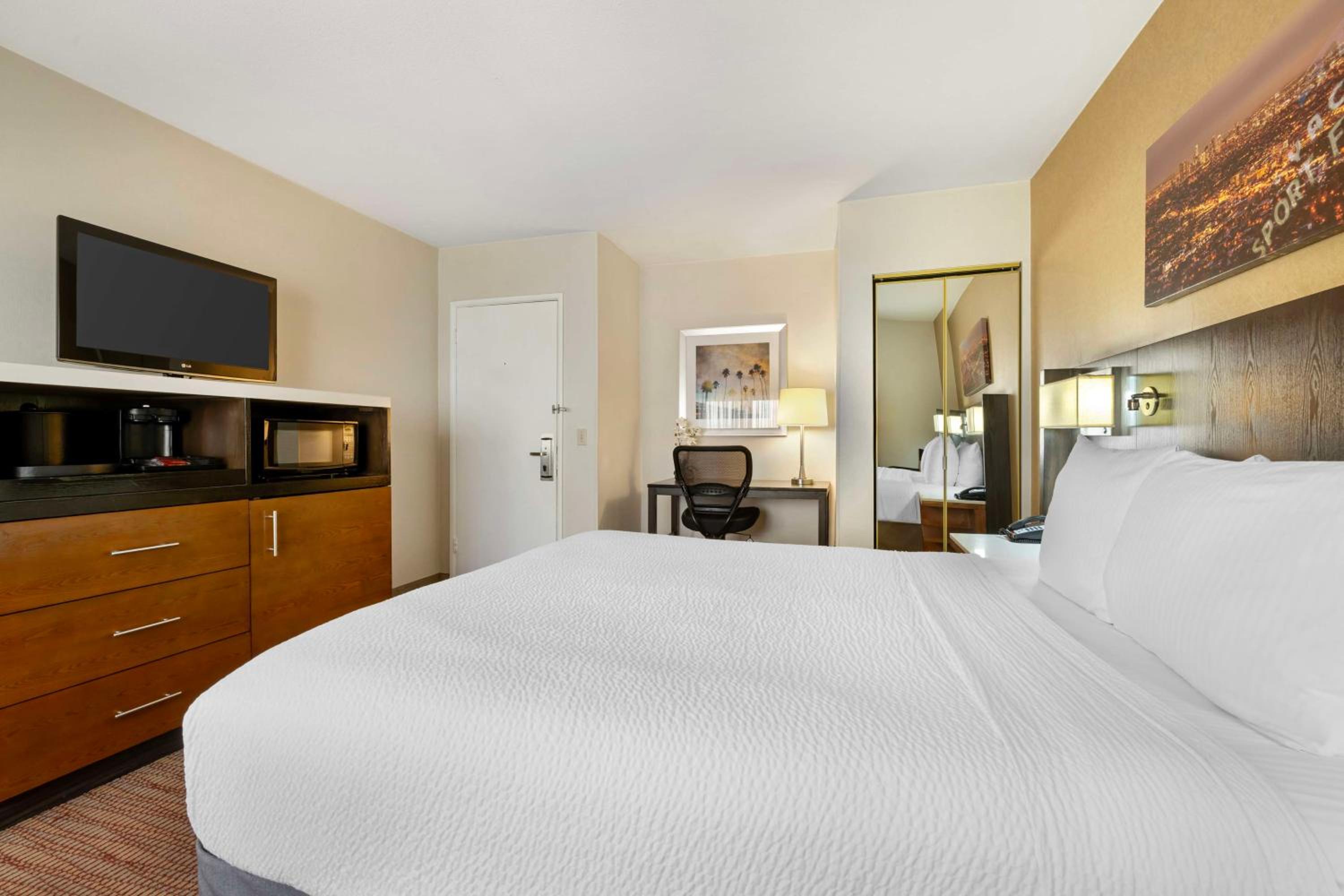 Queen Room - Pet Friendly/Non-Smoking