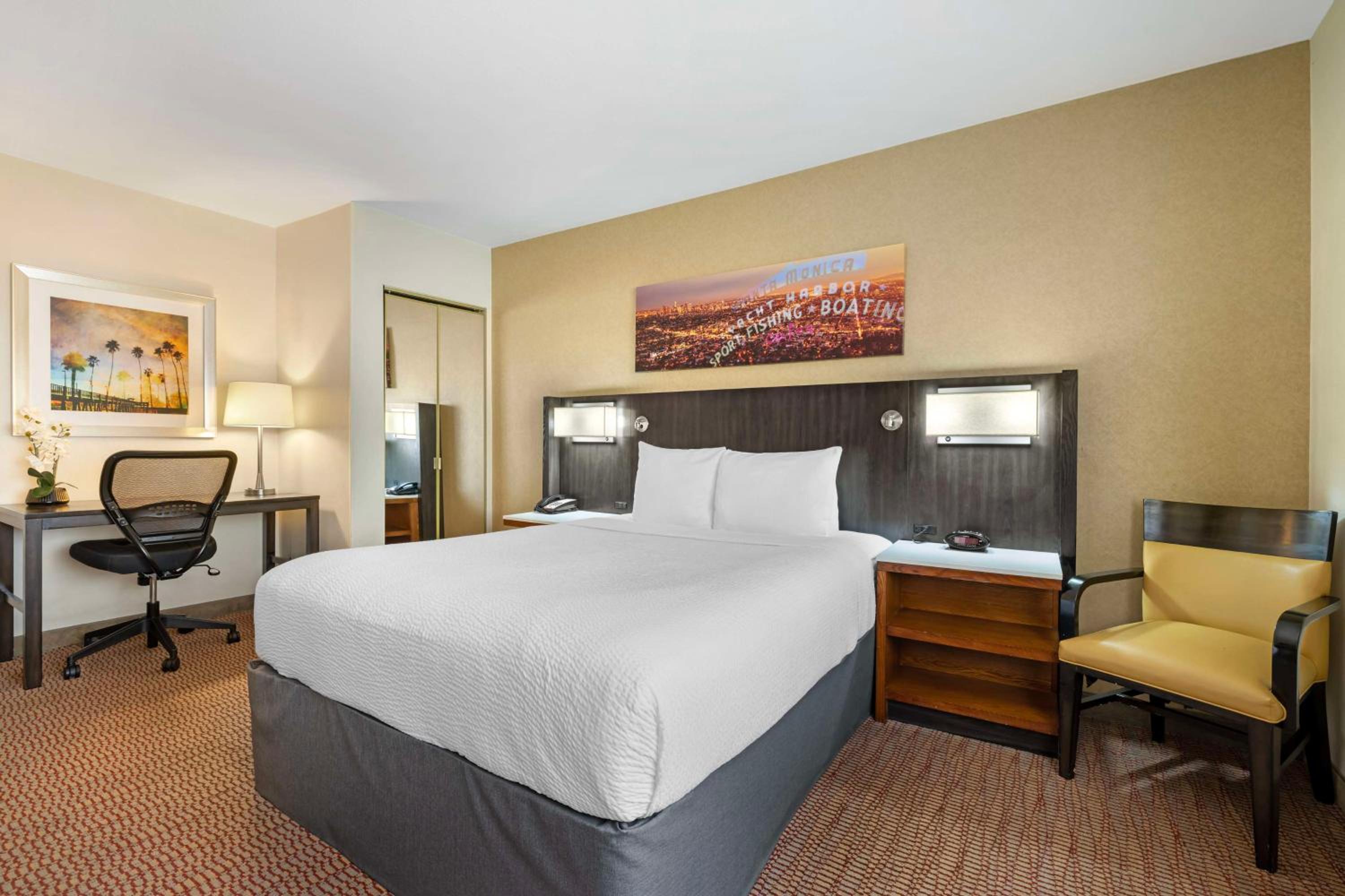 Queen Room - Pet Friendly/Non-Smoking