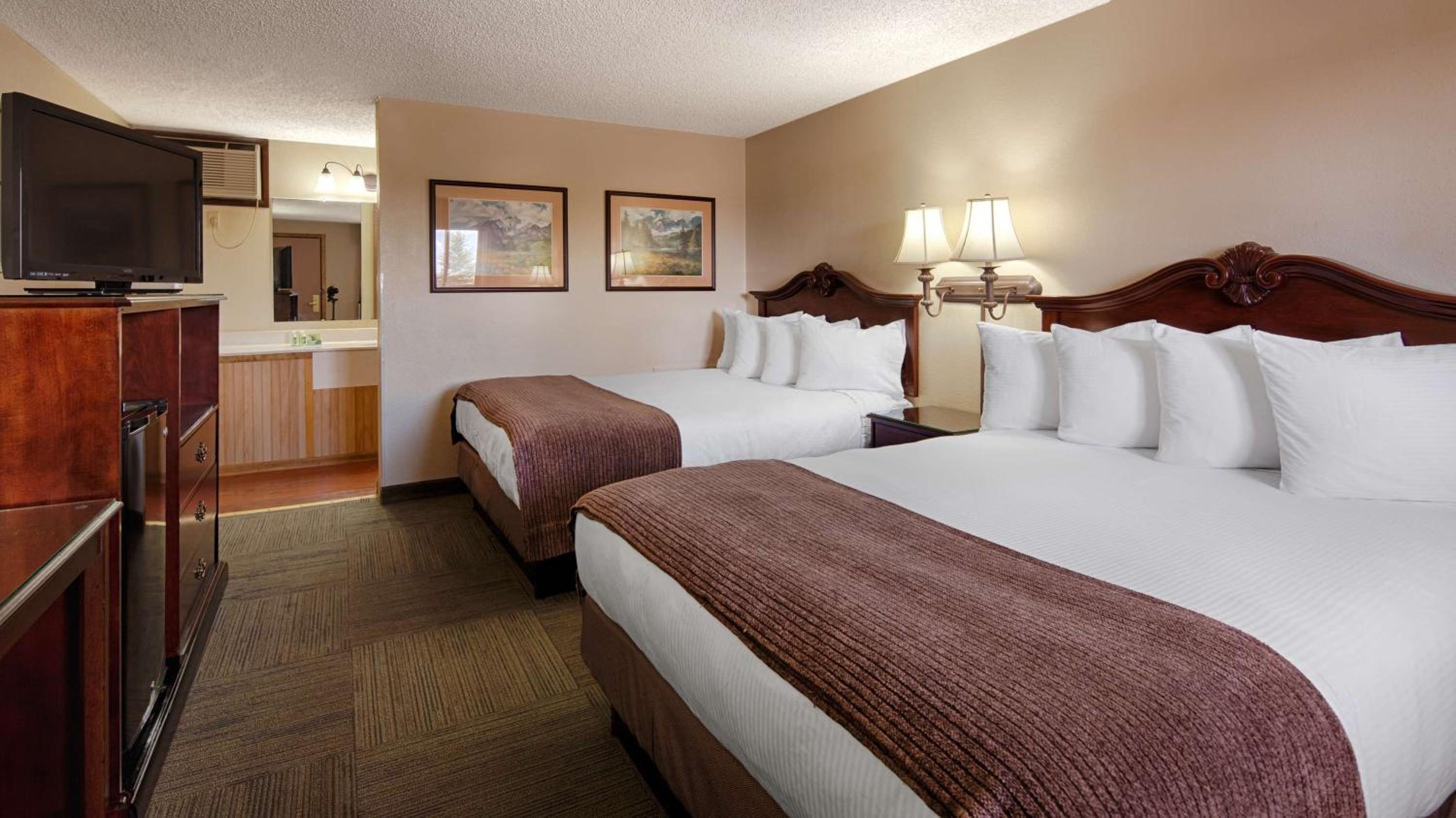 Queen Room with Two Queen Beds - Non-Smoking photo 2