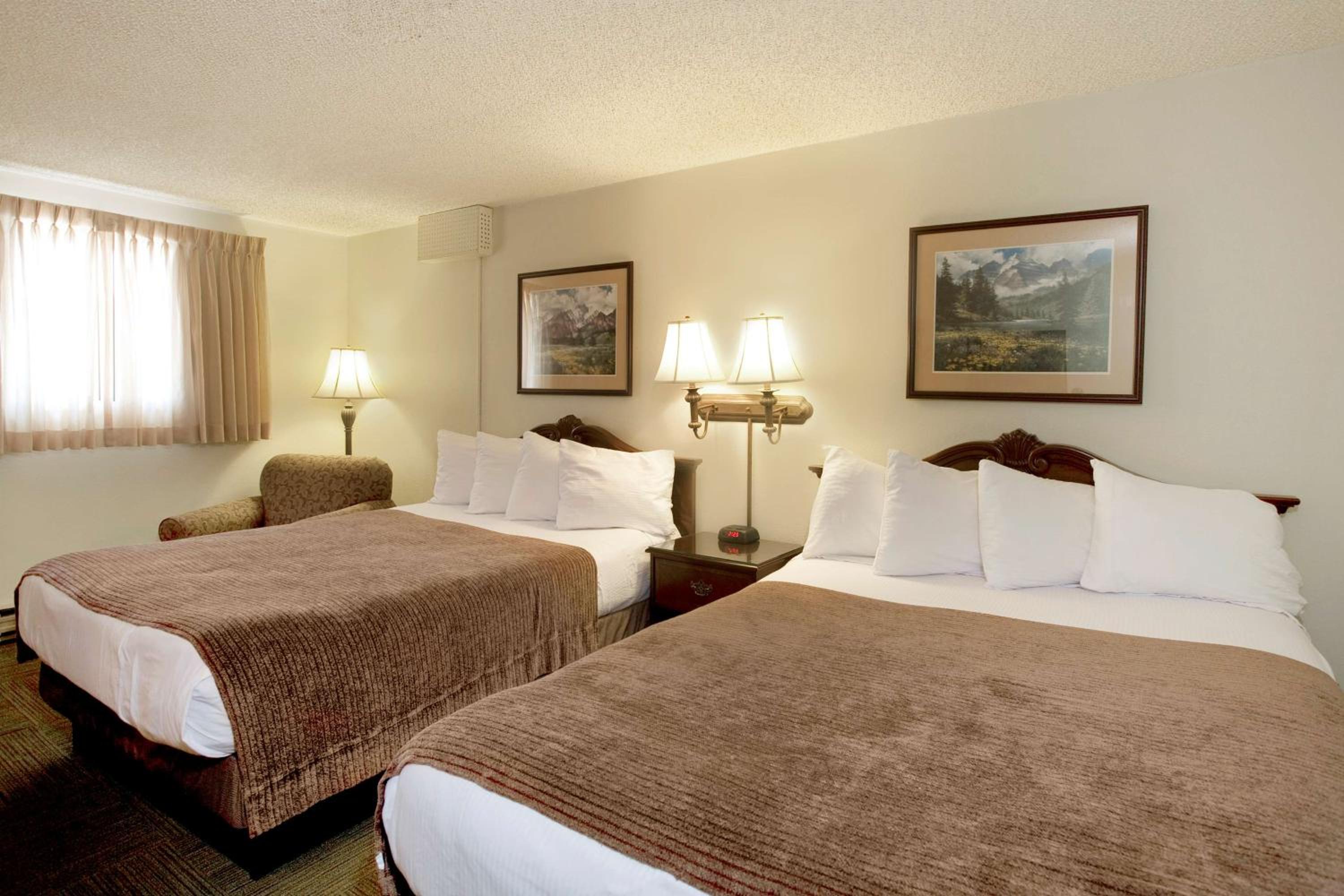 Queen Room with Two Queen Beds - Non-Smoking photo 3