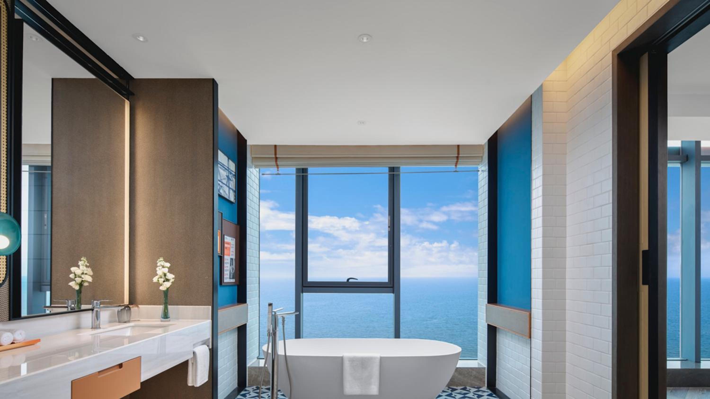 One-Bedroom Suite with Dining - Sea View