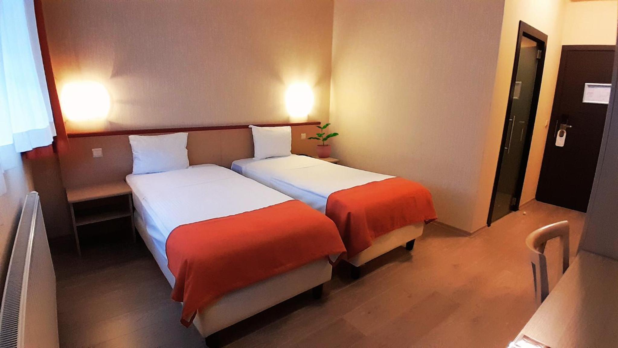Standard Twin Room photo 2