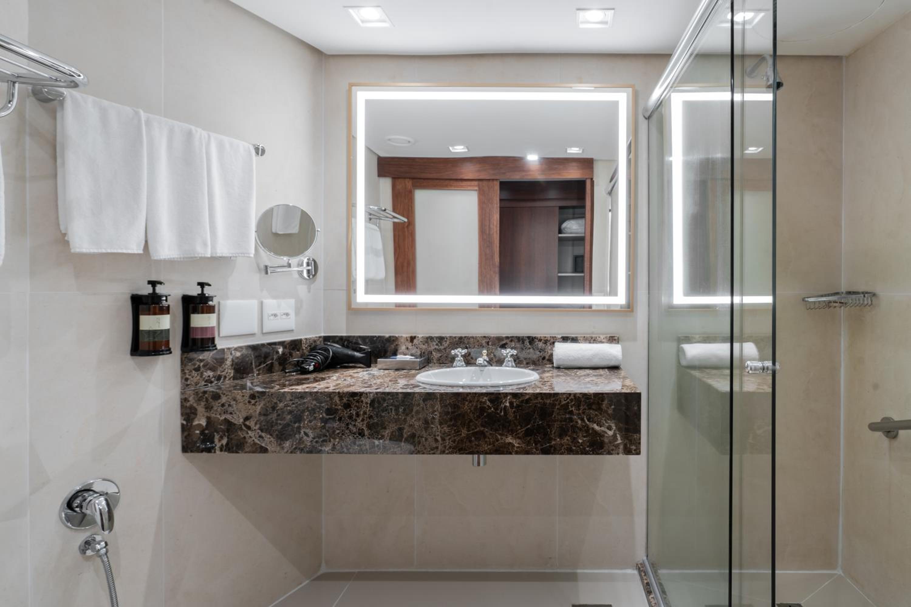 Premium King Room - Photo 9
