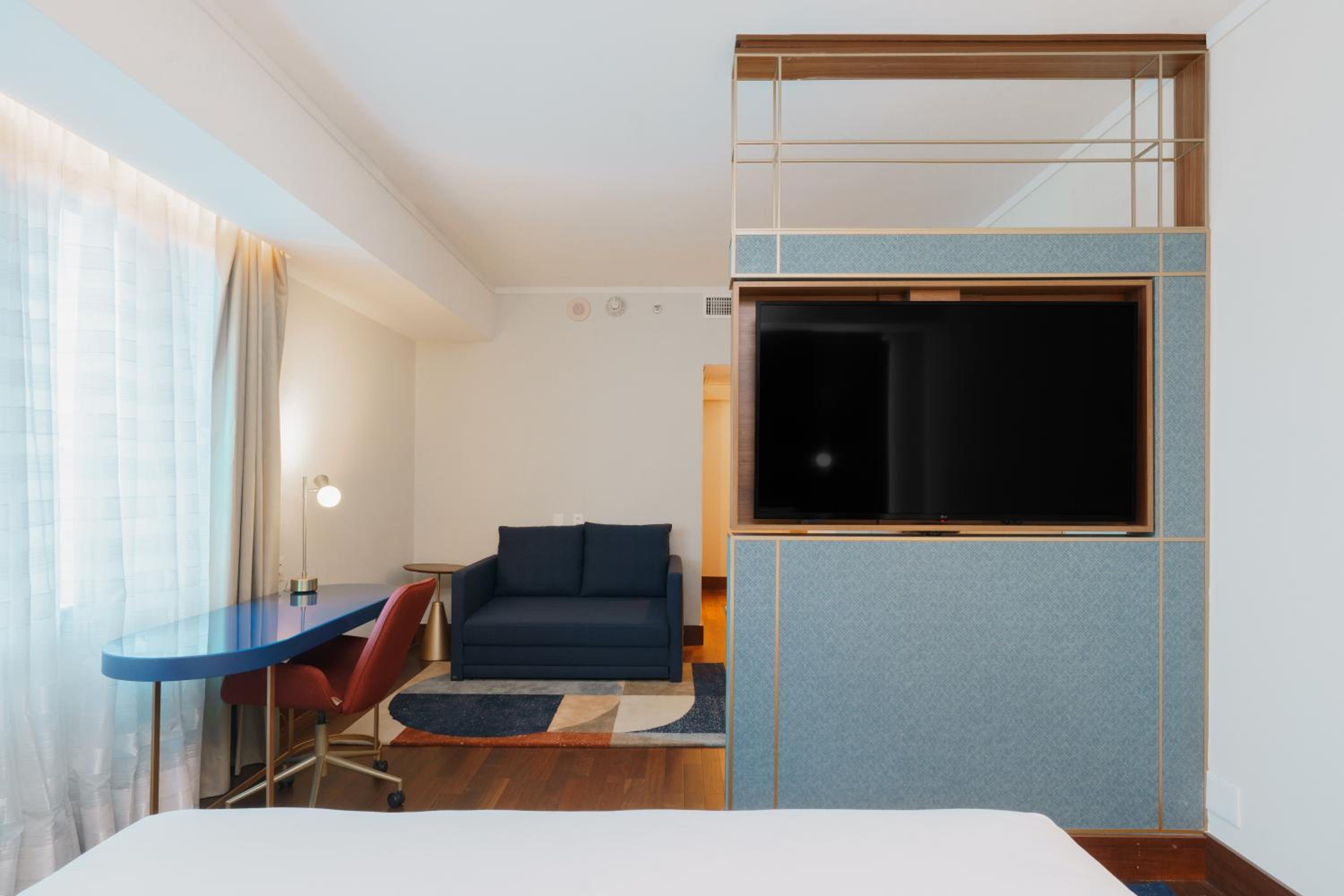 Premium King Room - Photo 8