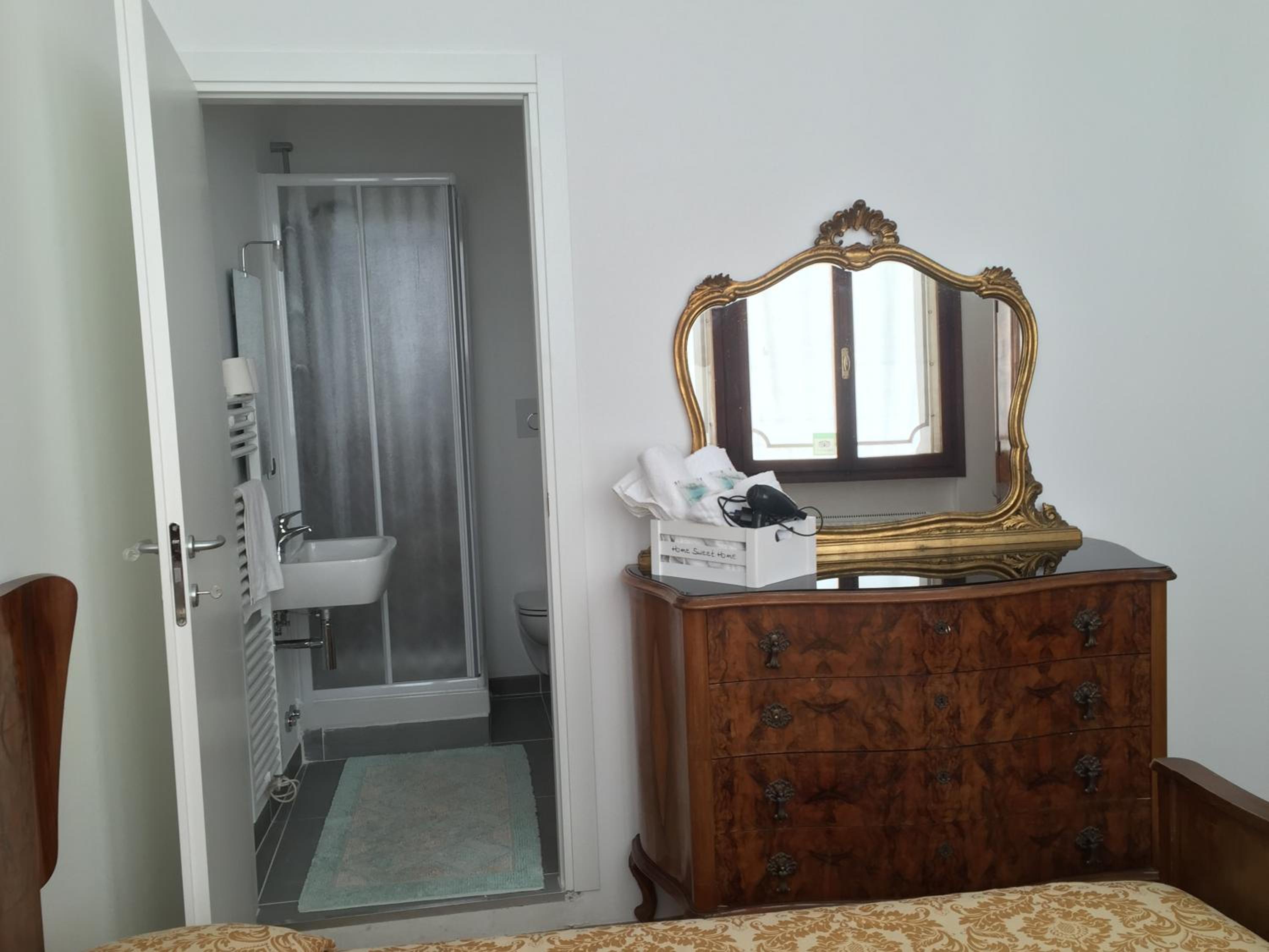 Double Room with Private Bathroom photo 2