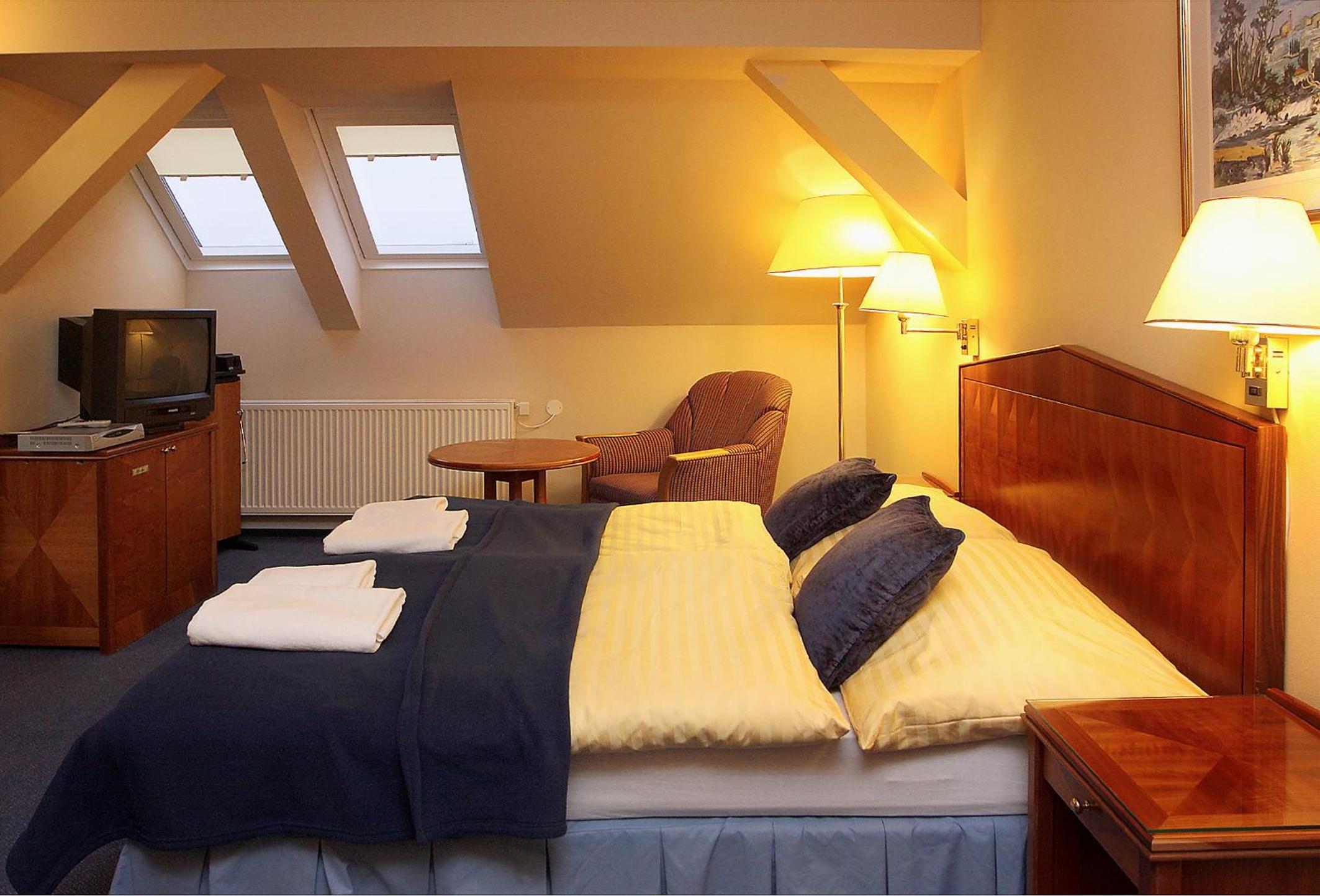 Double or Twin Room - Photo 9