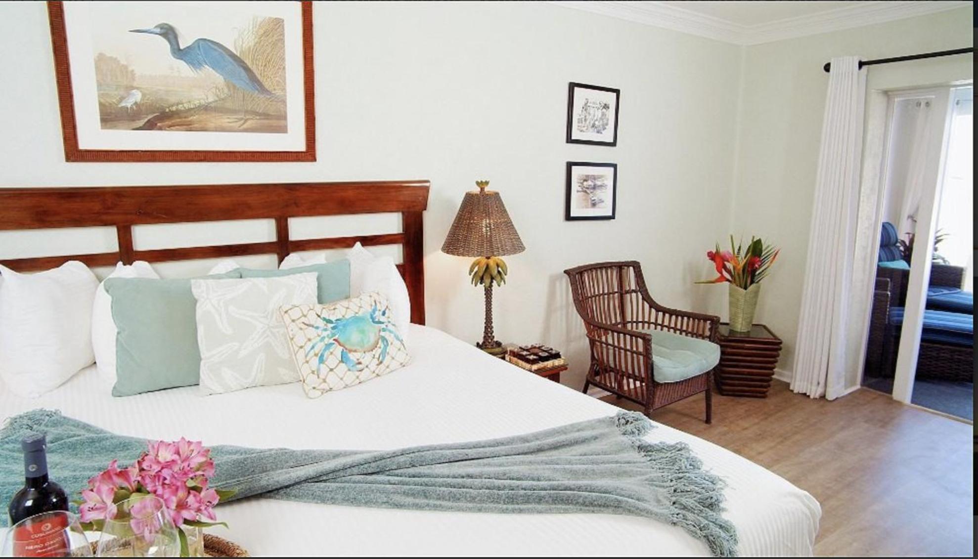 Junior Suite with Pool View - Photo 5