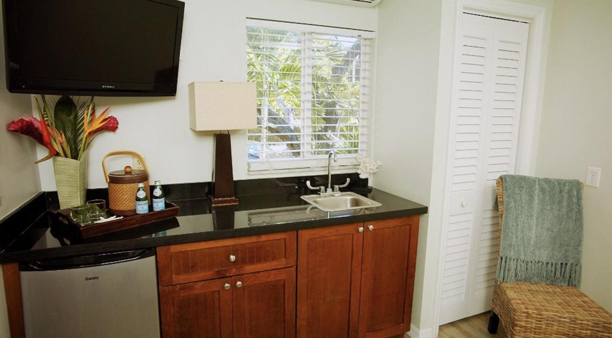 Queen Room with Garden View - Photo 4