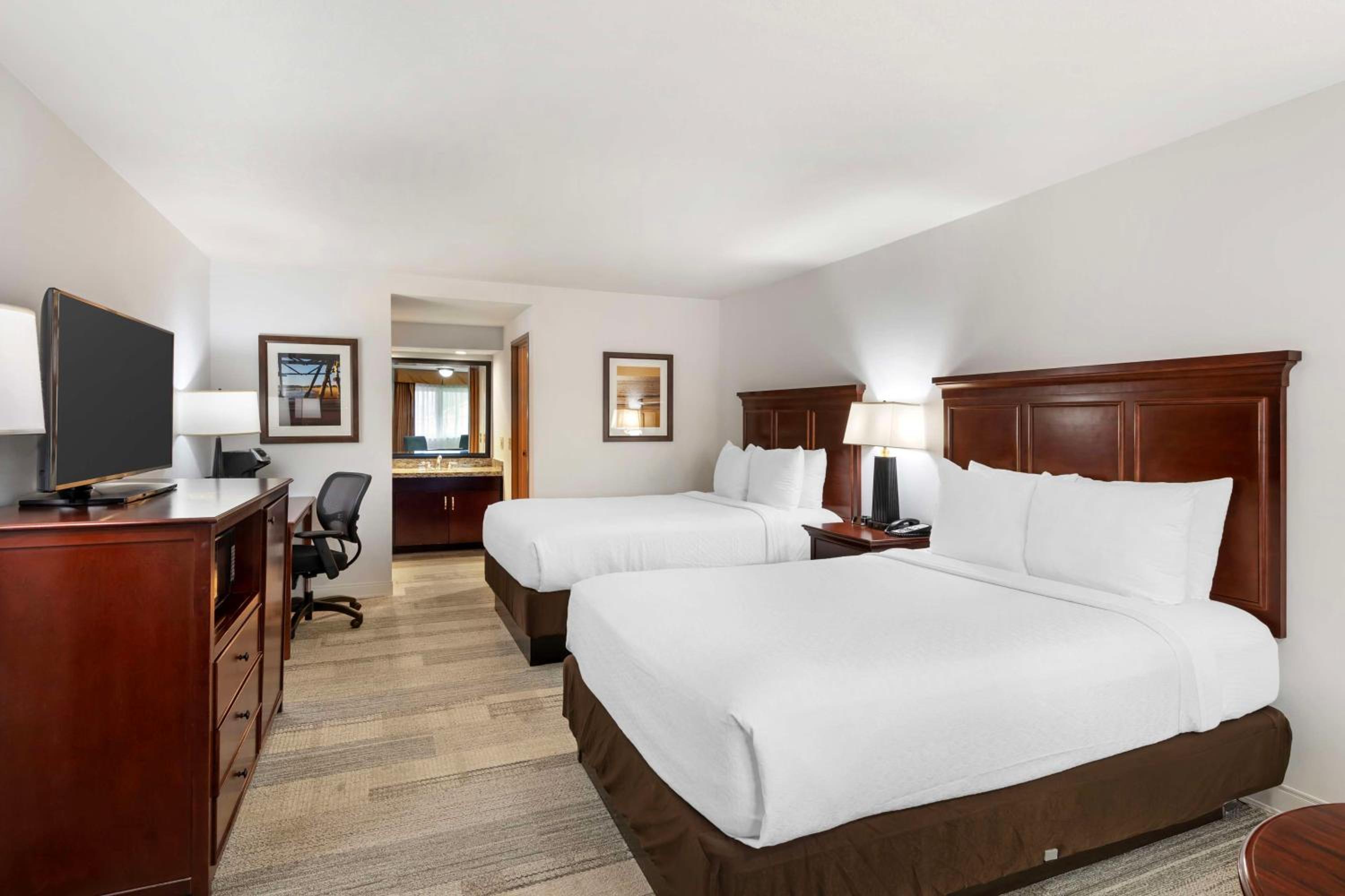 Queen Room with Two Queen Beds - Non-Smoking/Exterior Entrance - Photo 3