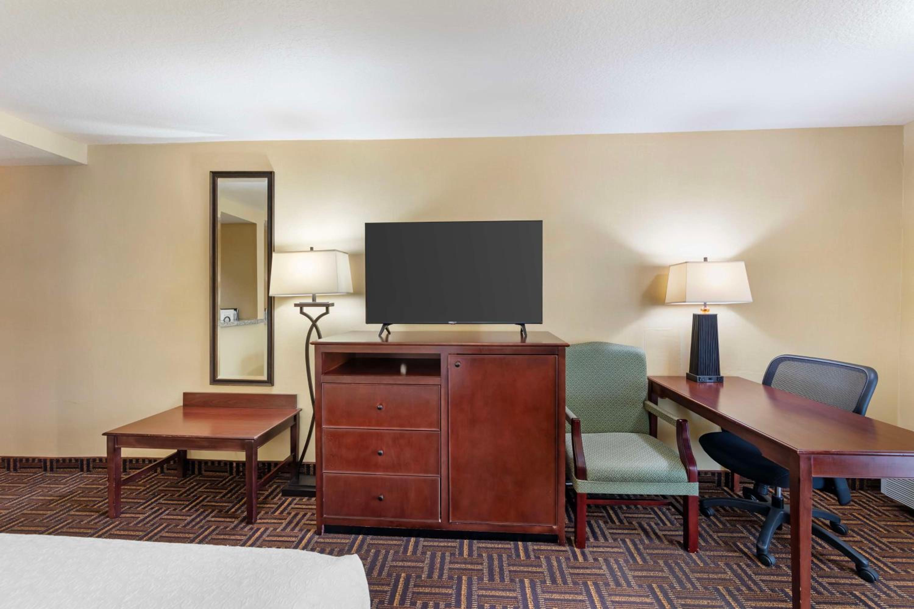 Queen Room with Two Queen Beds - Non-Smoking/Exterior Entrance - Photo 6