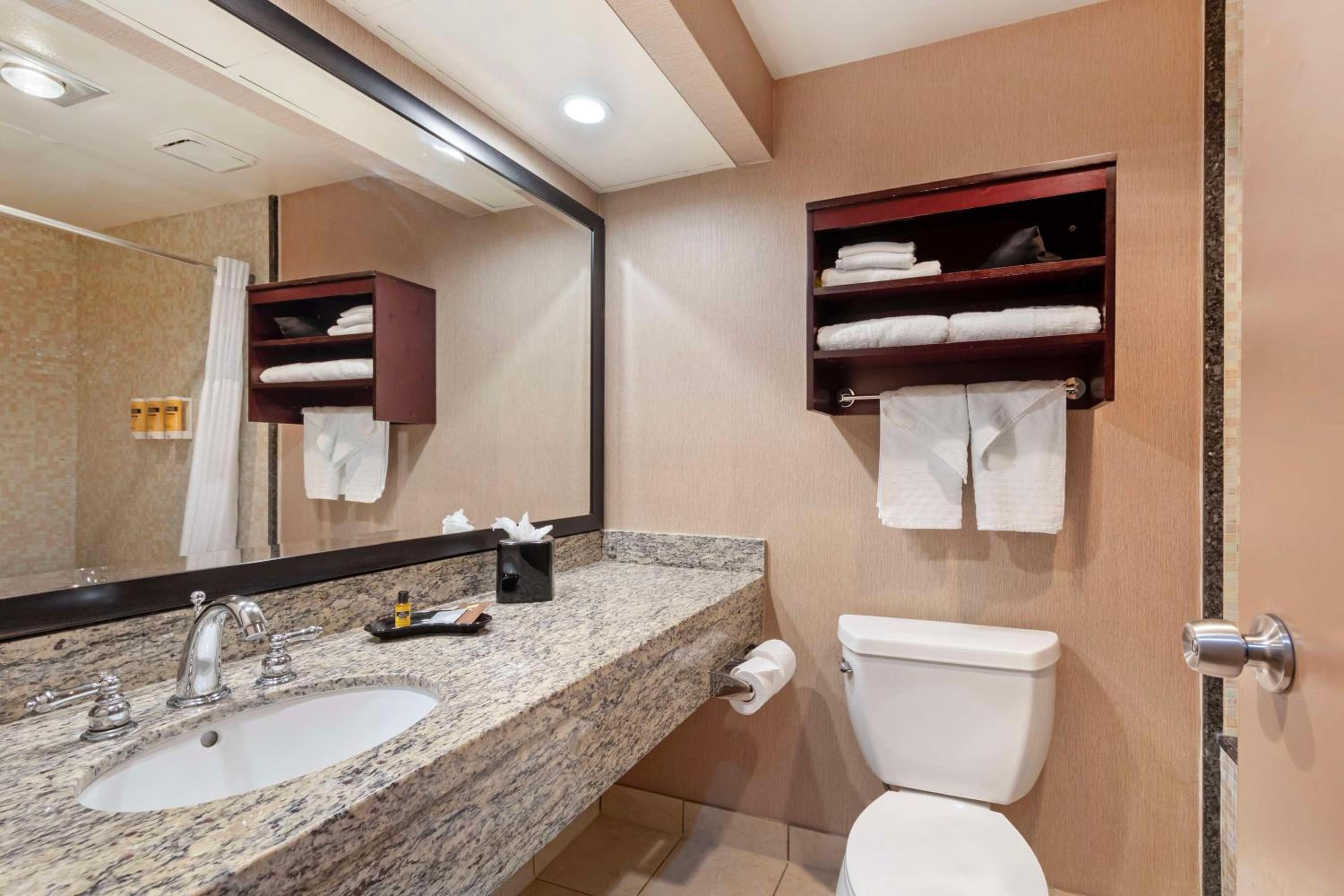 Queen Room with Two Queen Beds - Non-Smoking/Exterior Entrance - Photo 8