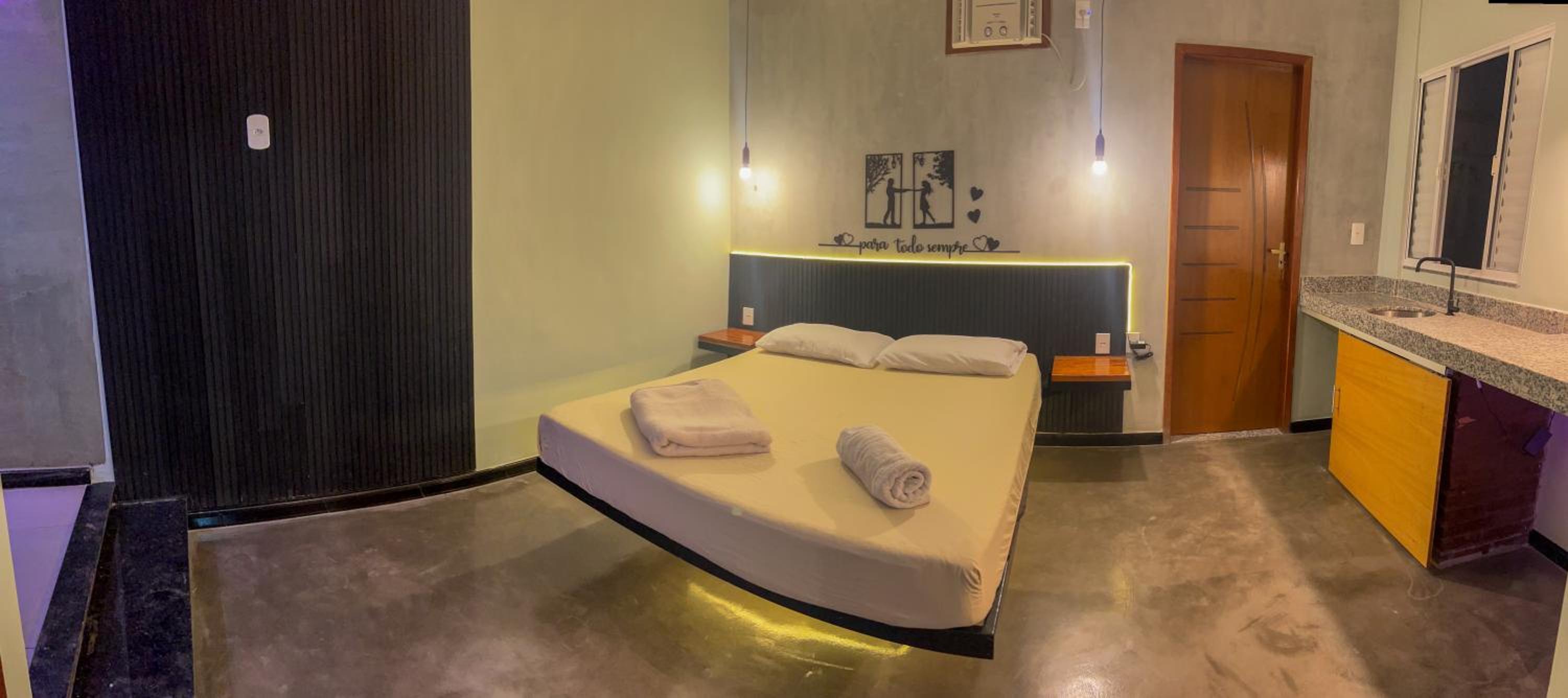 Deluxe Queen Suite - Photo 14