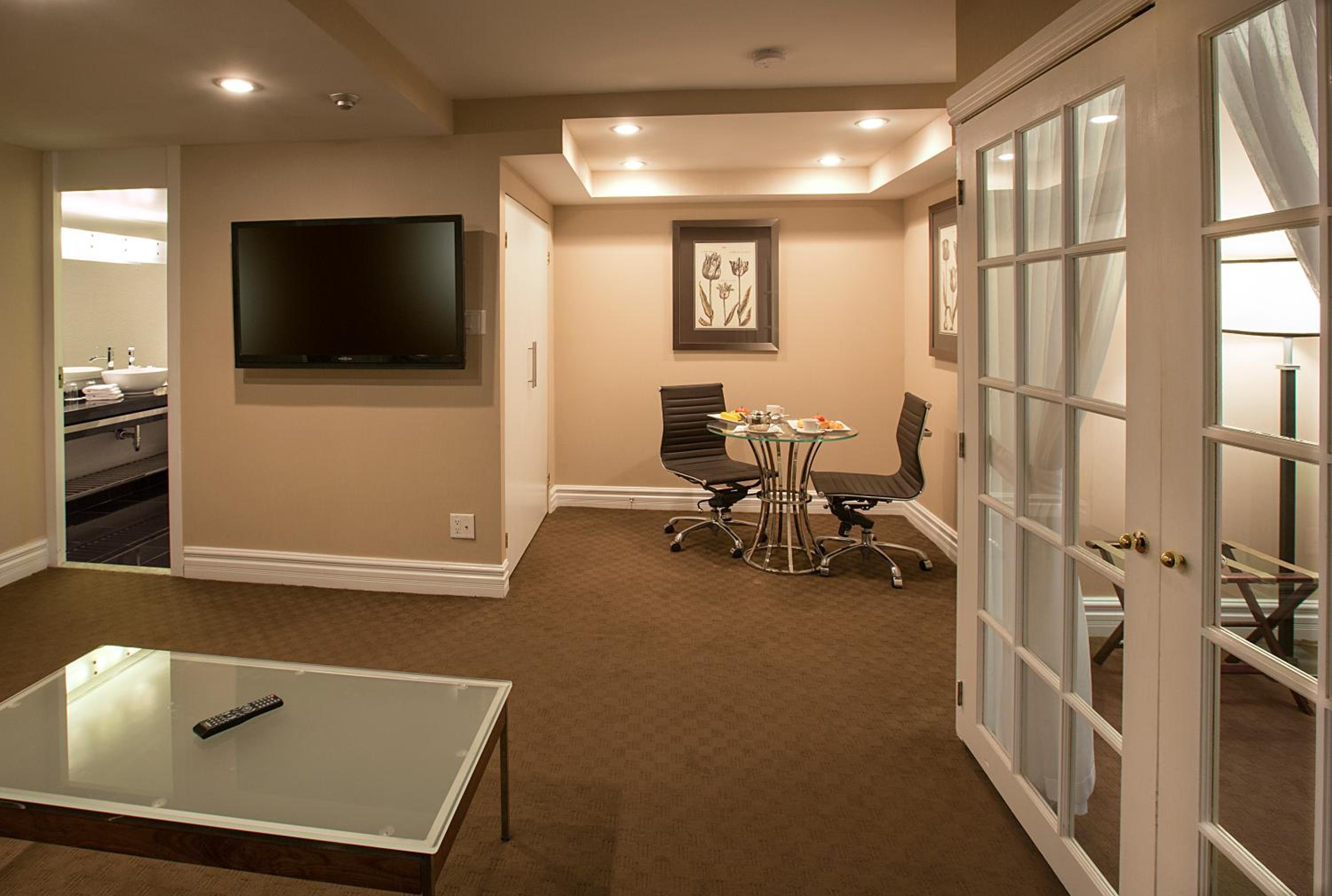 Executive Suite with 2 Double Beds - Photo 3