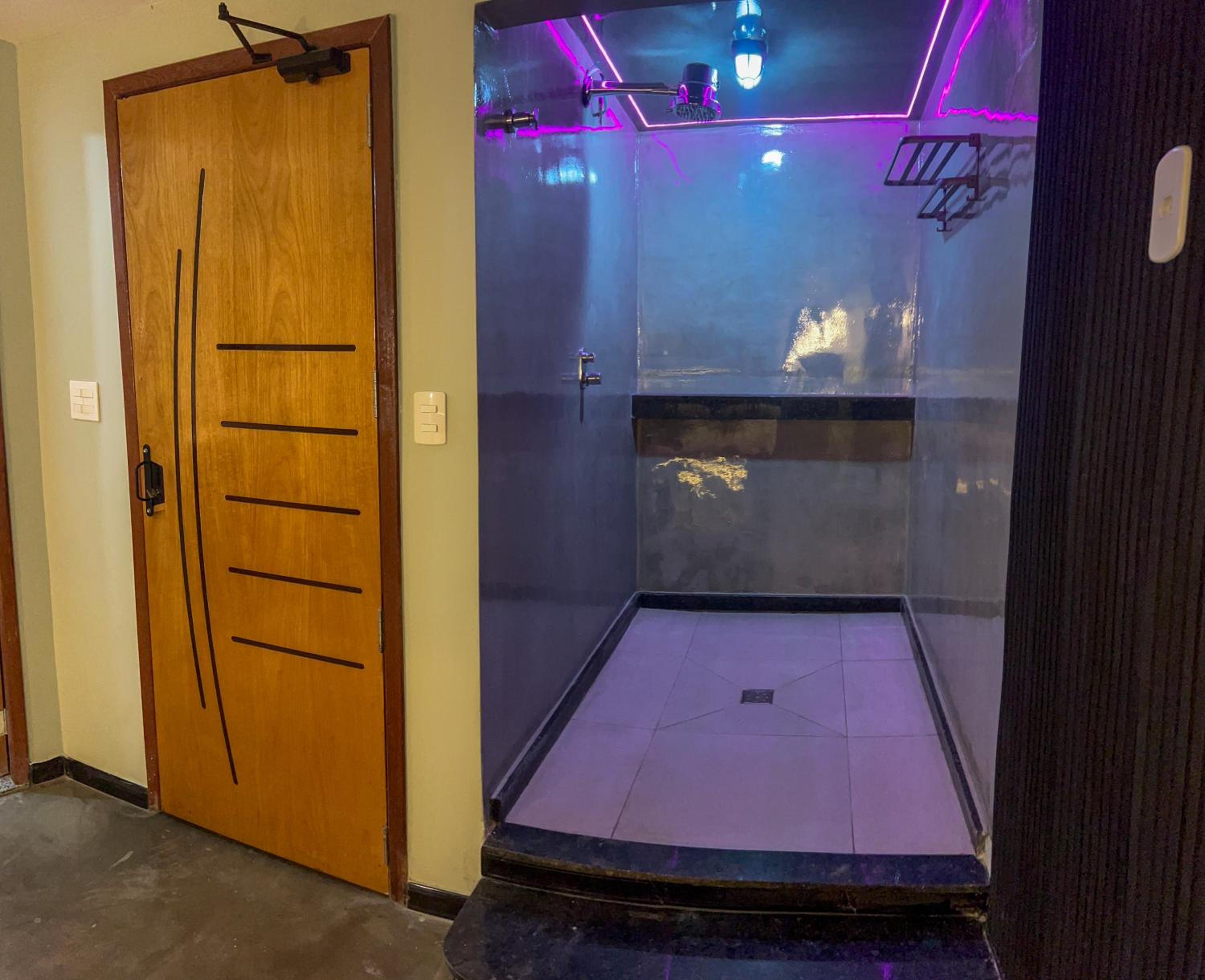 Deluxe Queen Suite - Photo 12