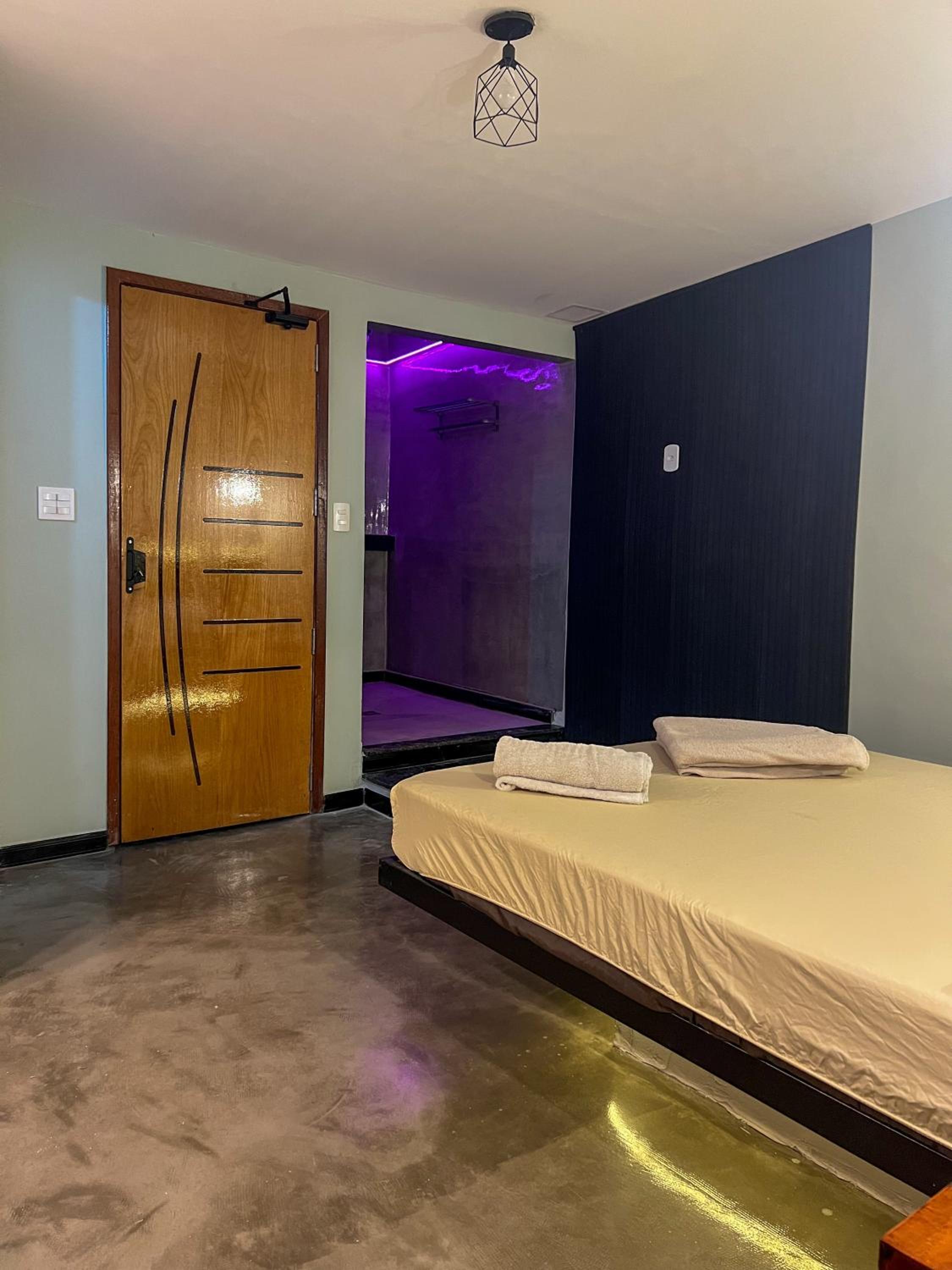 Deluxe Queen Suite - Photo 9