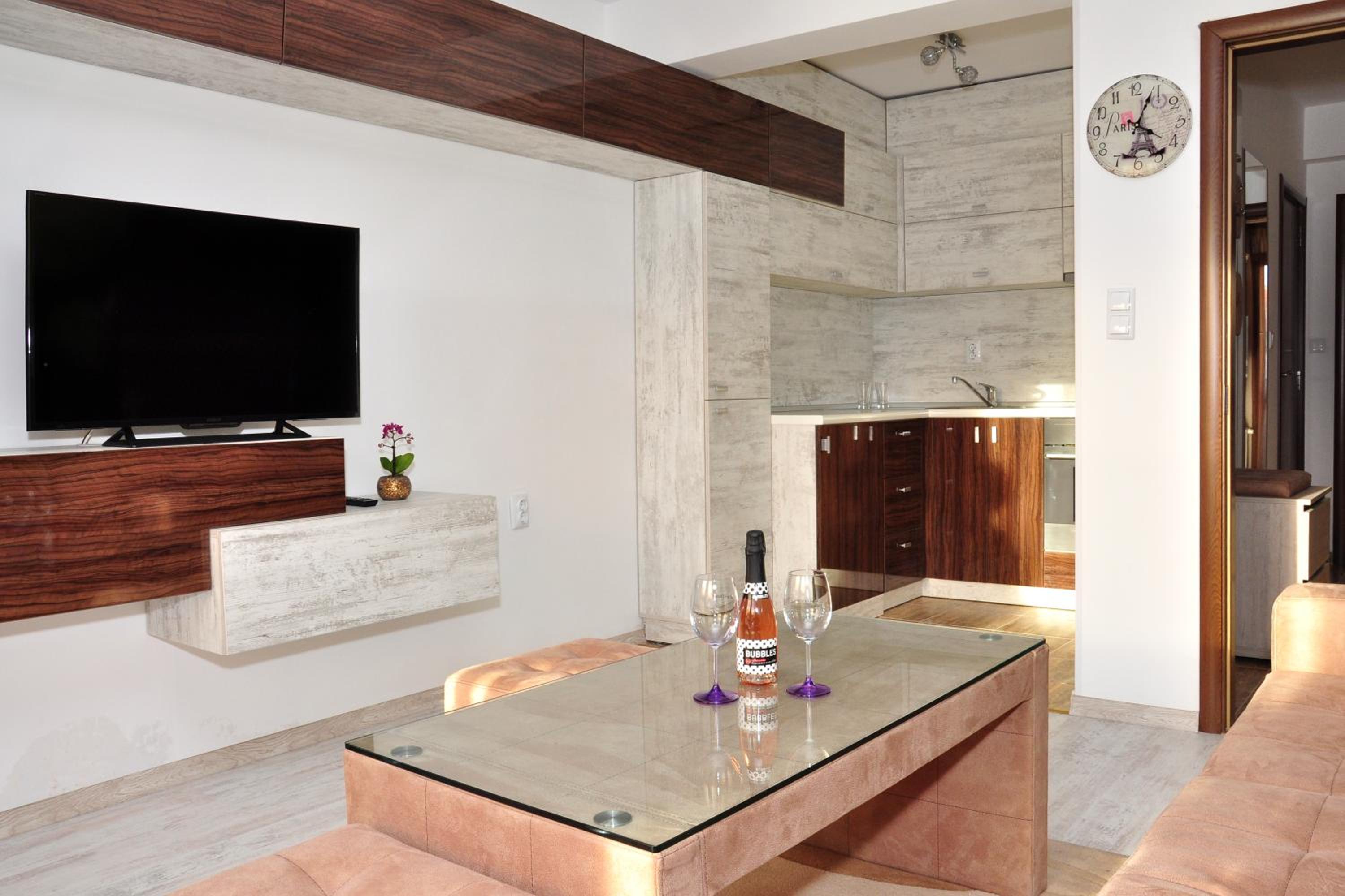 One-Bedroom Apartment "Paris" - Photo 2