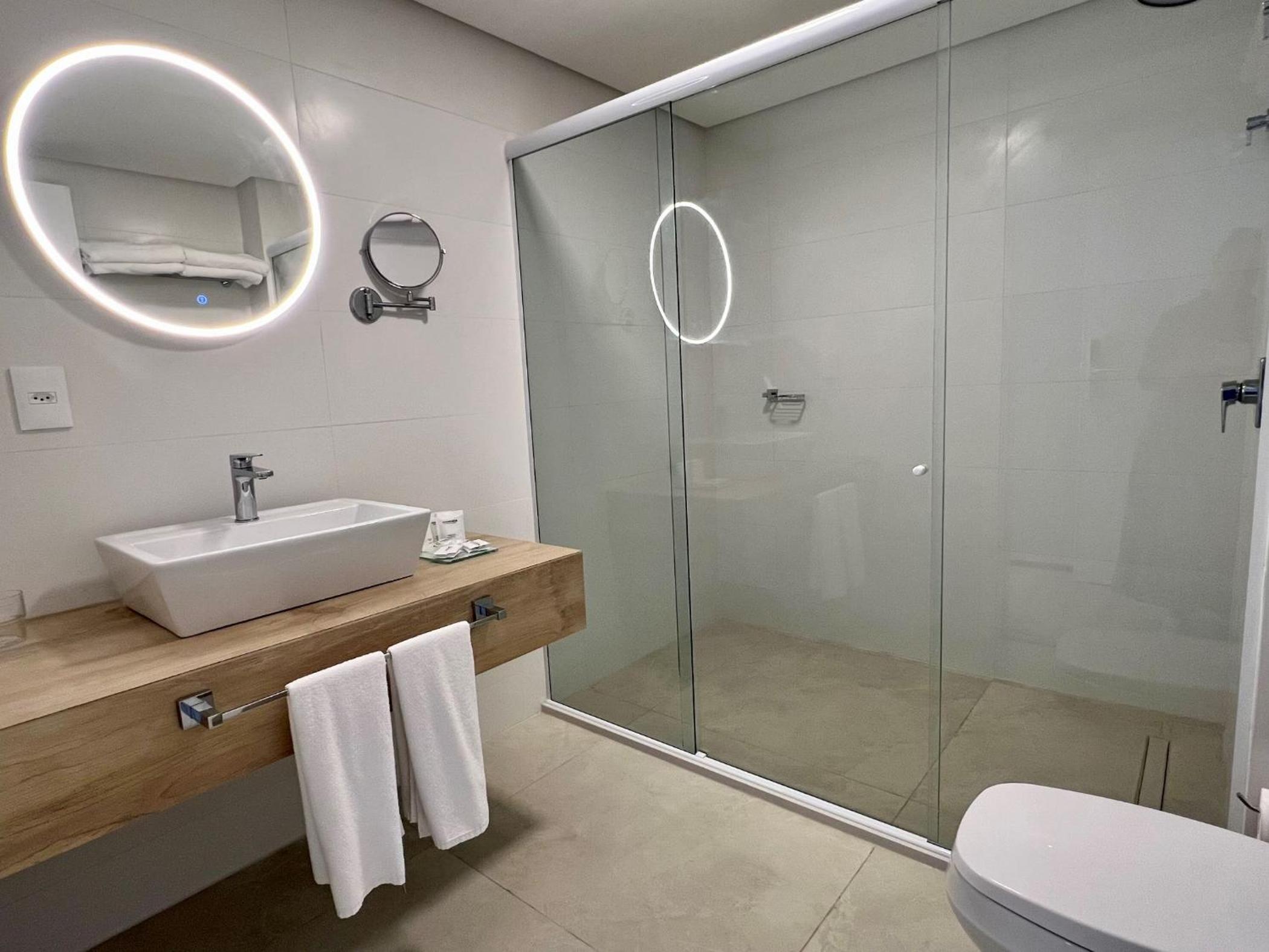 Deluxe King Suite photo 1