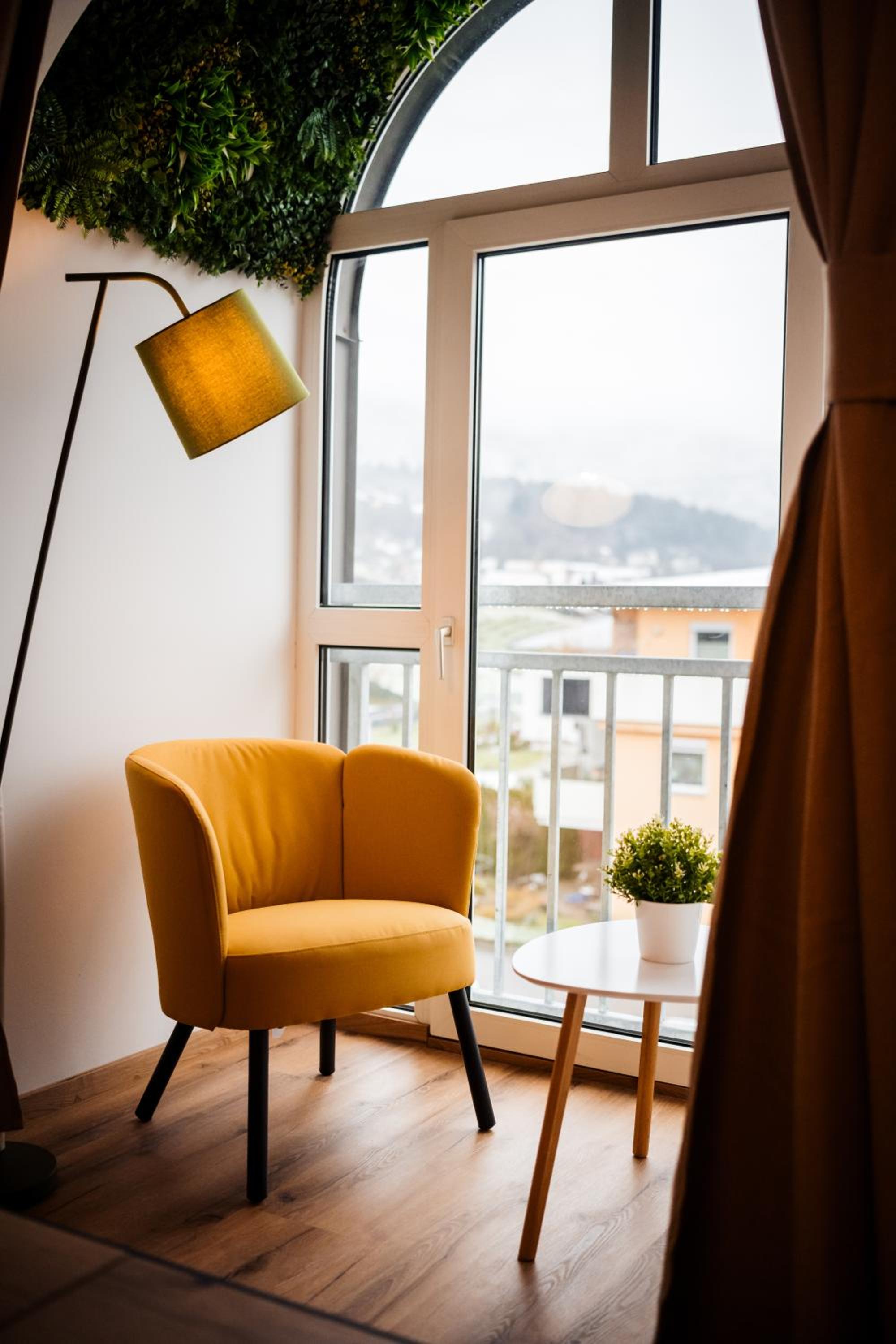 One-Bedroom Apartment with Balcony and Mountain View photo 2