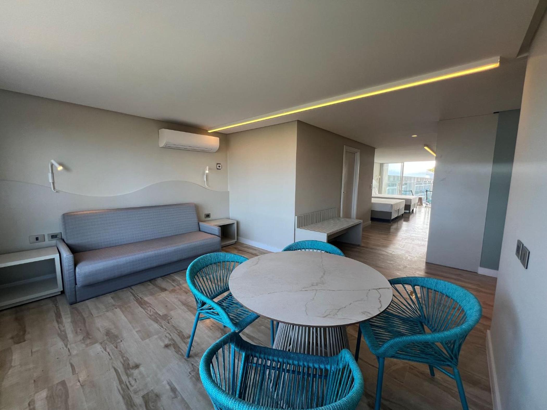 Deluxe King Suite photo 3