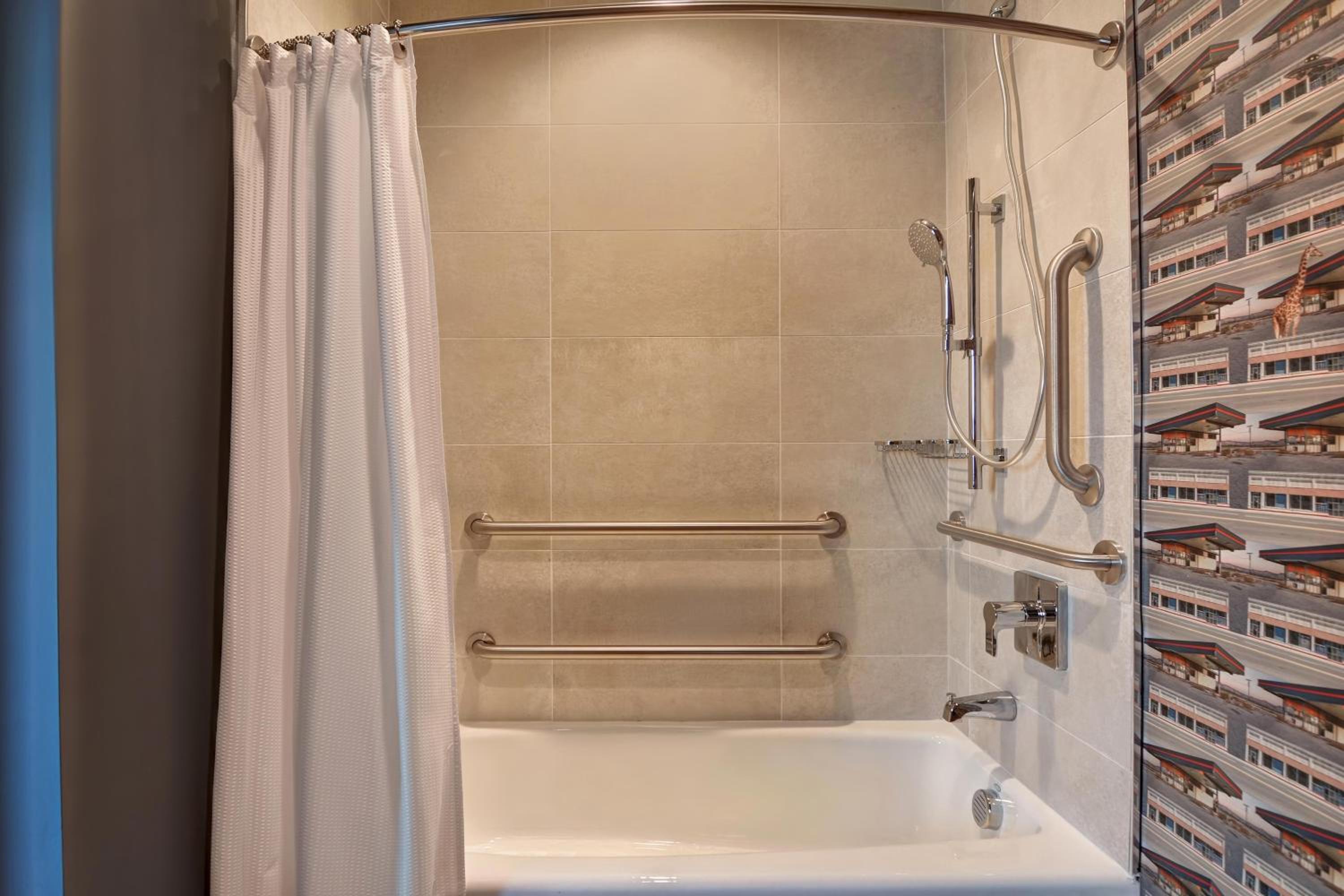 King Room with Adapted Tub - Mobility Accessible - Photo 5