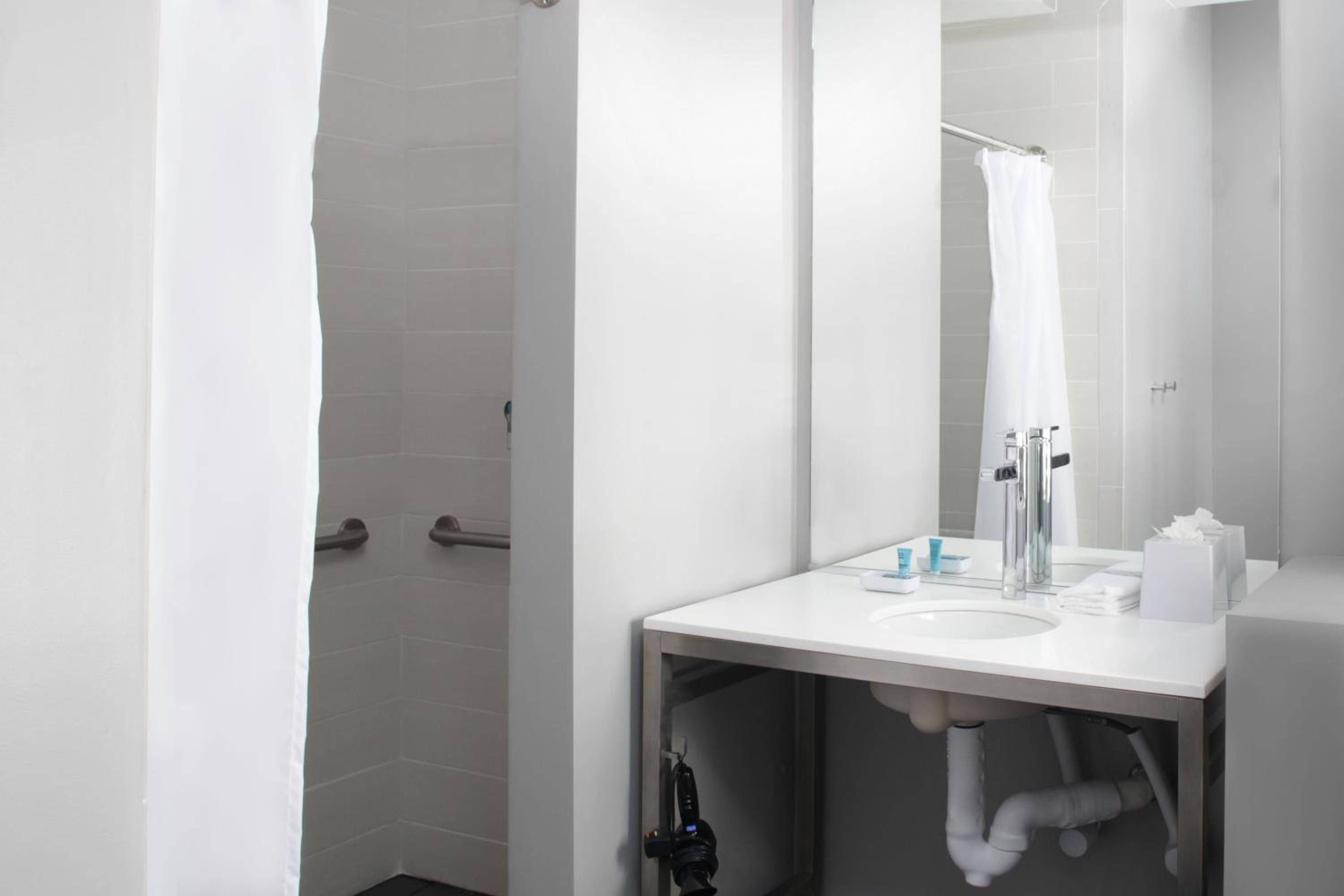 Aloft Double Room - Mobility Accessible with Roll-In Shower photo 3