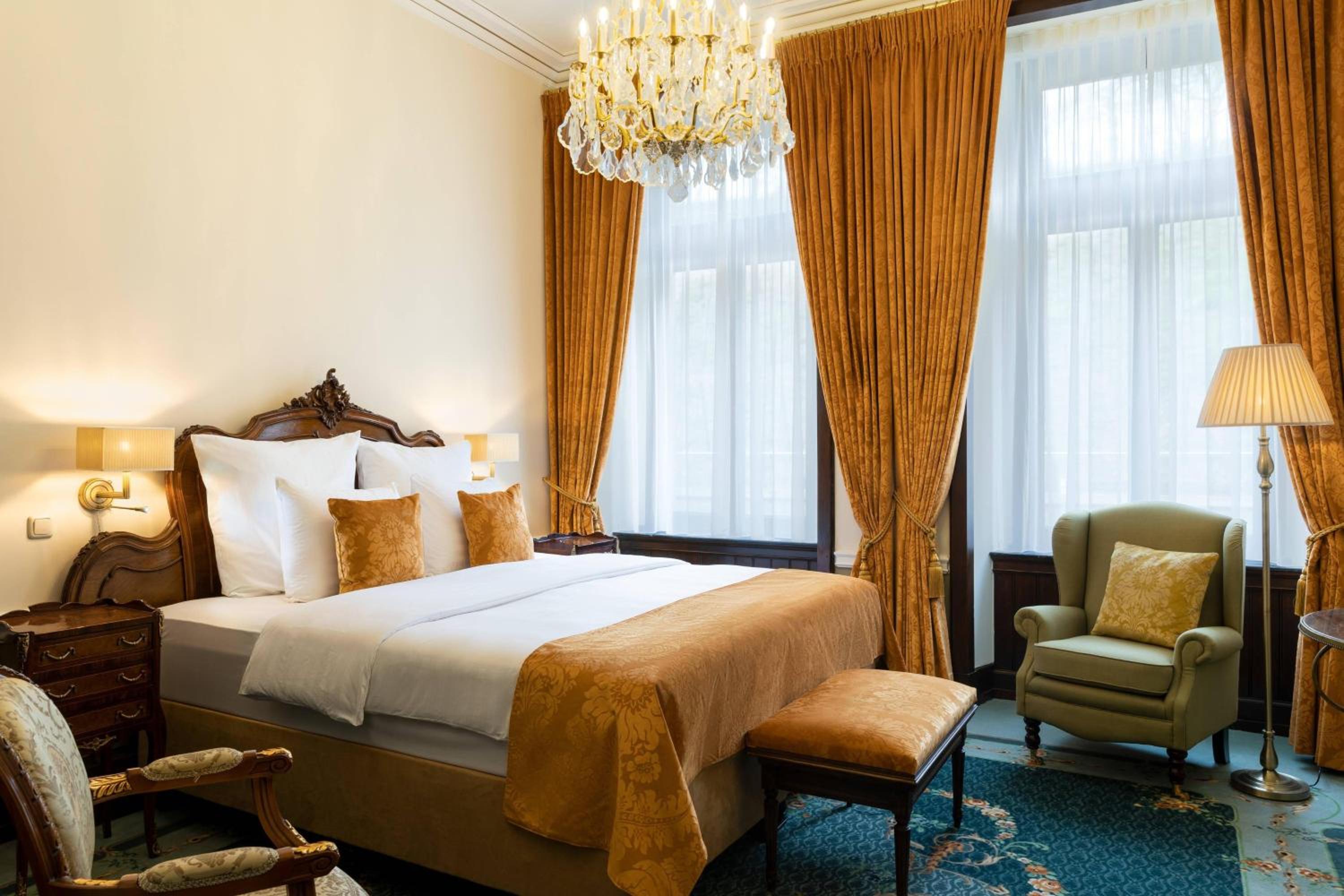 Castle guest room, Larger Guest room, 1 King, Vineyard view