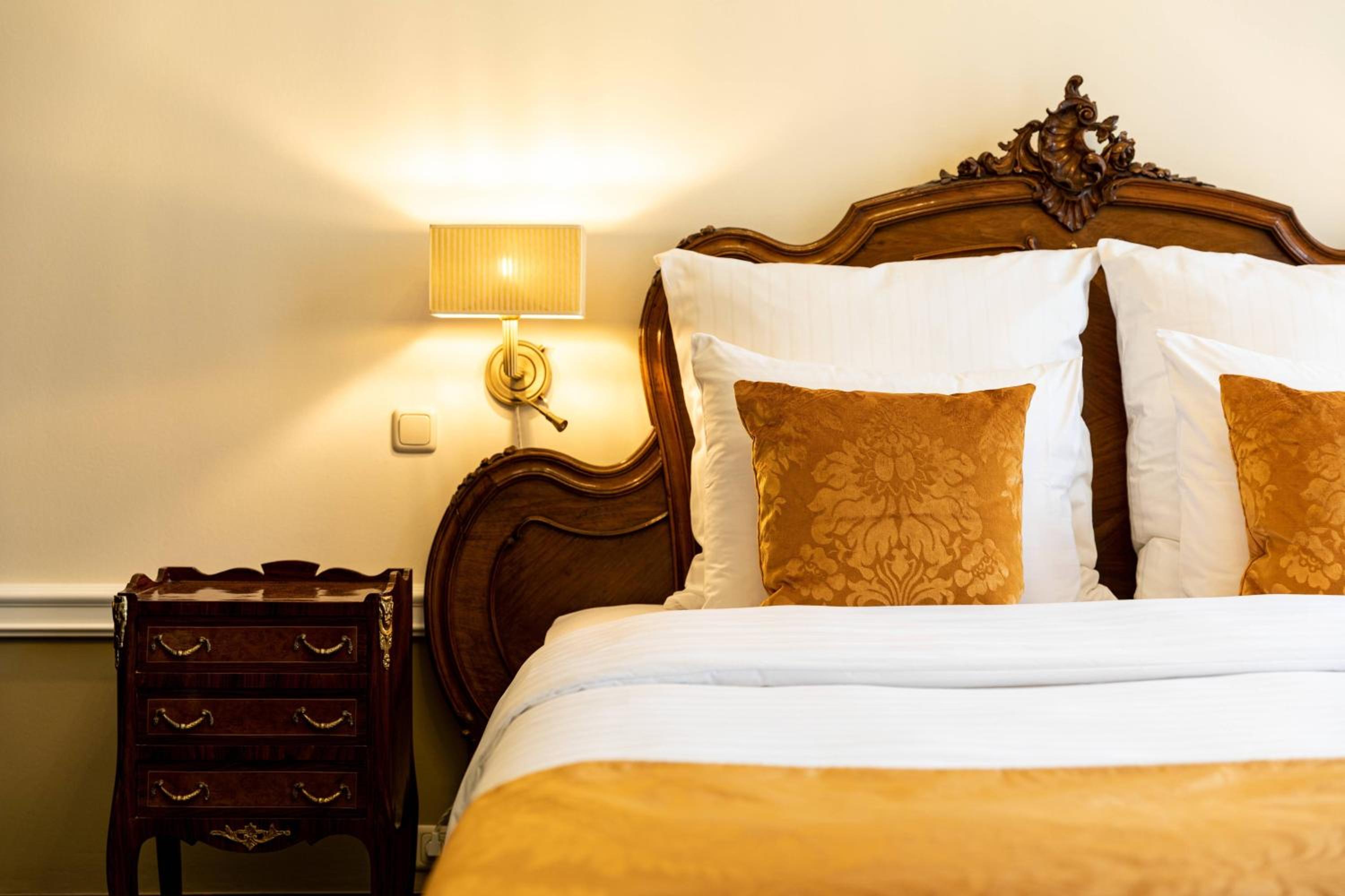 Castle guest room, Larger Guest room, 1 King, Vineyard view
