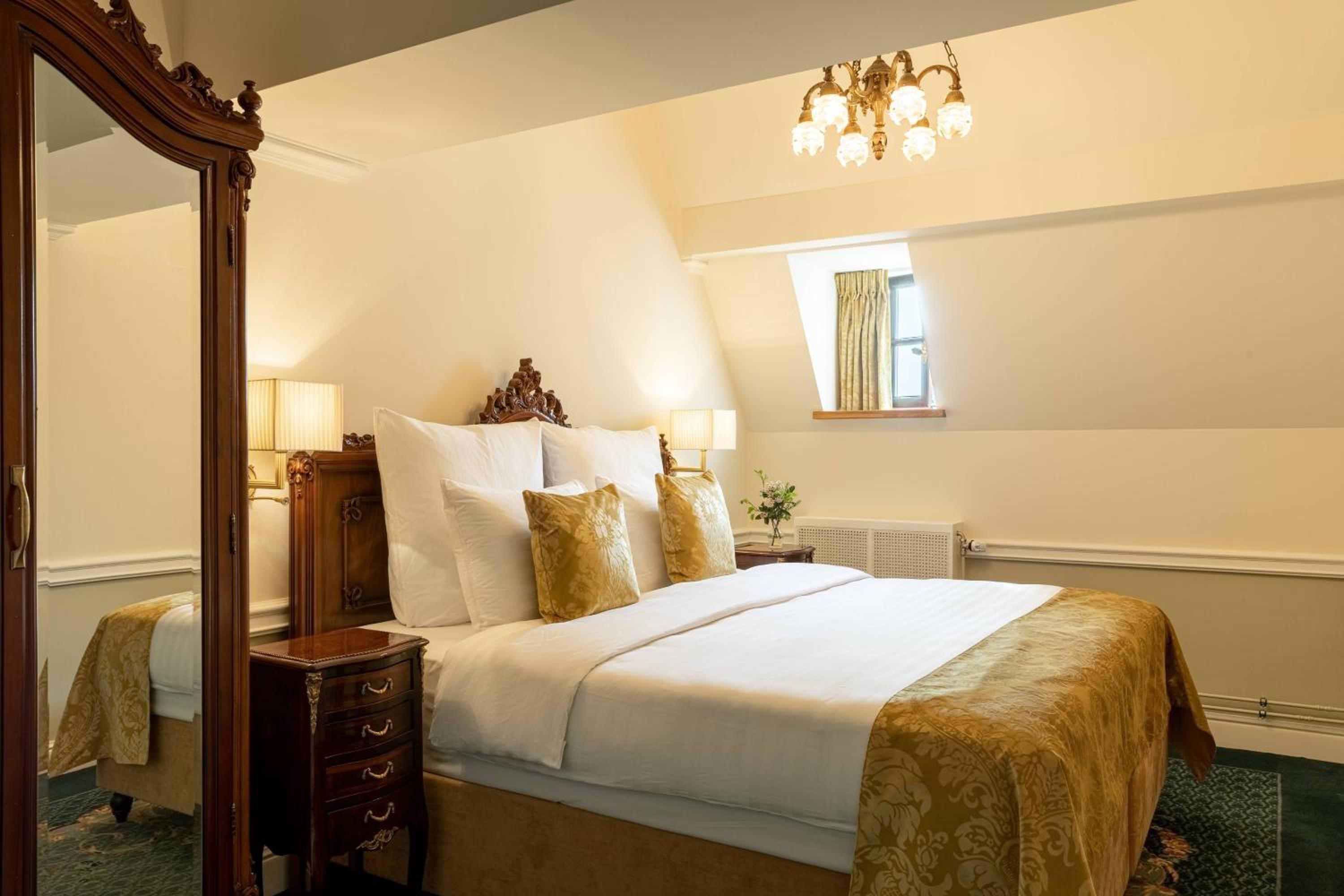 Castle guest room, Larger Guest room, 1 King, Vineyard view