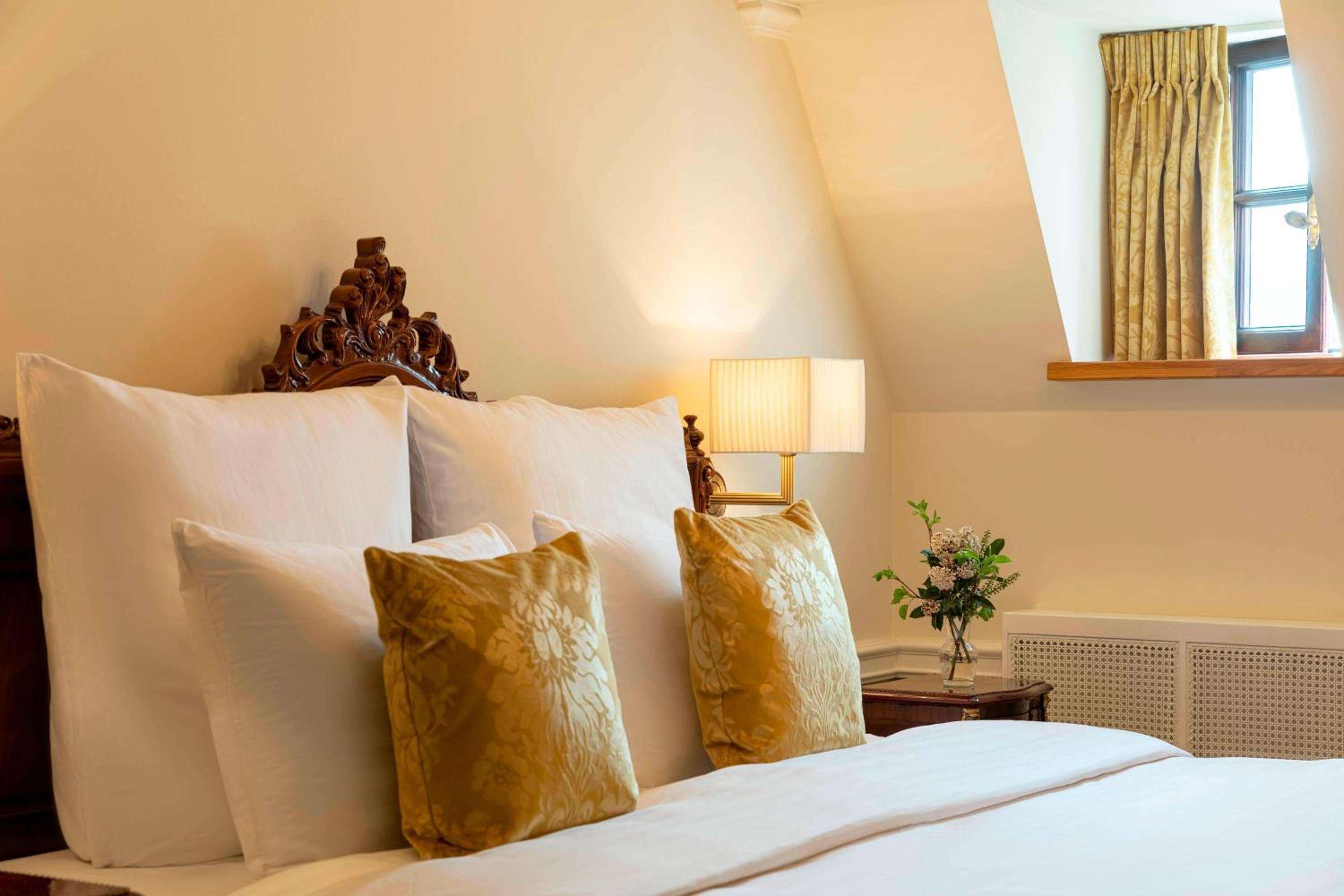 Castle guest room, Larger Guest room, 1 King, Vineyard view