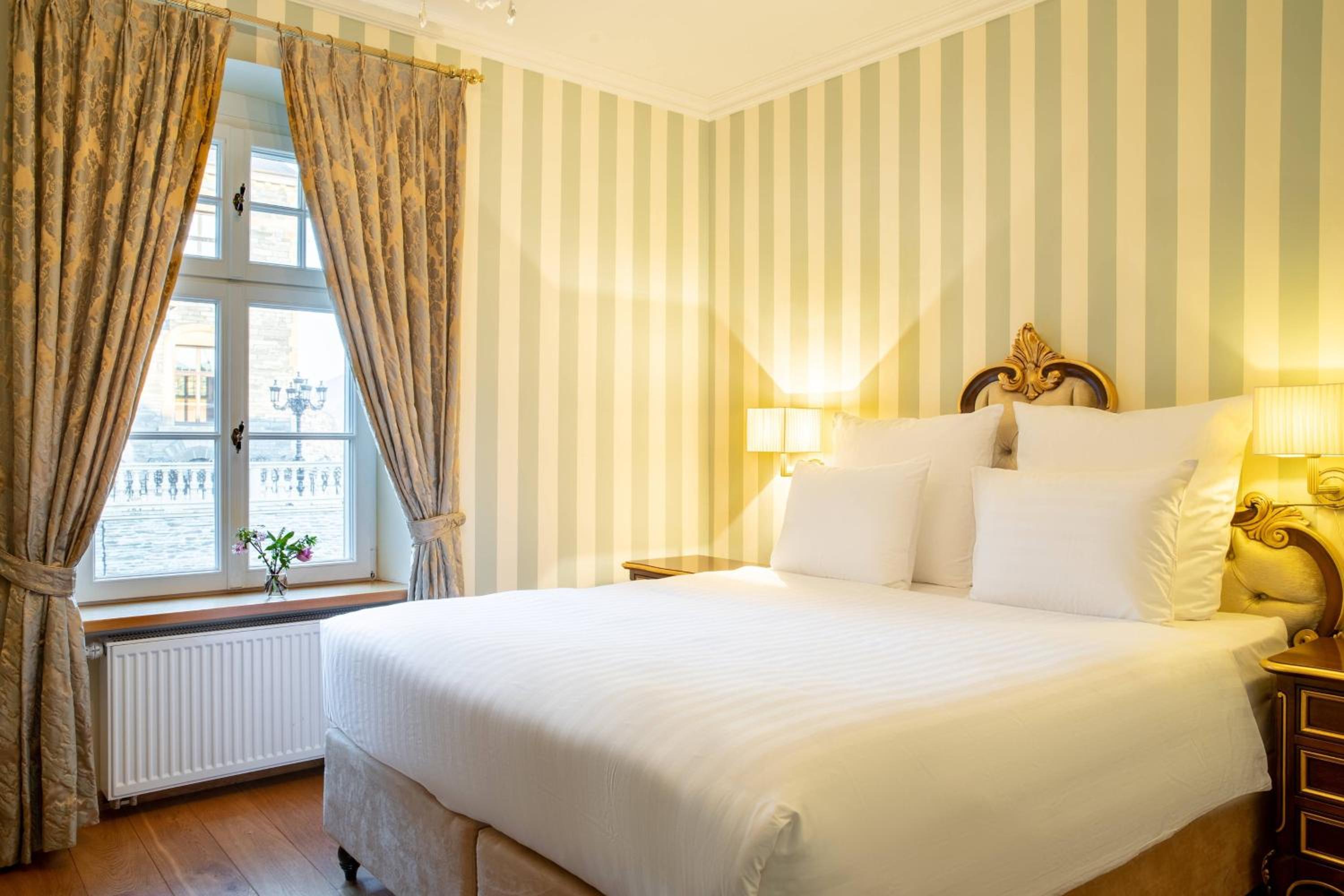 Room in Cottage House, Guest room, 1 King, Garden view