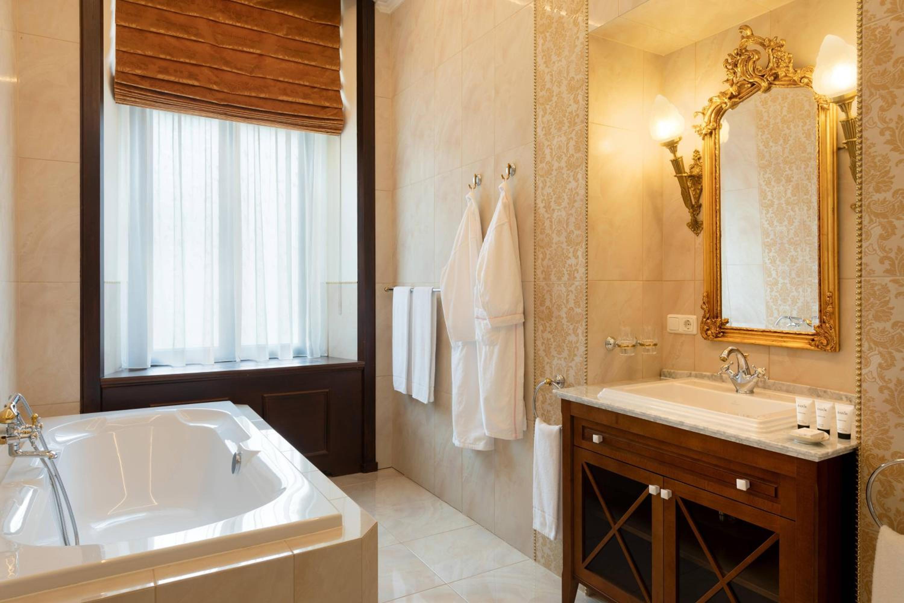 Castle guest room, Larger Guest room, 1 King, Vineyard view thumbnail 6
