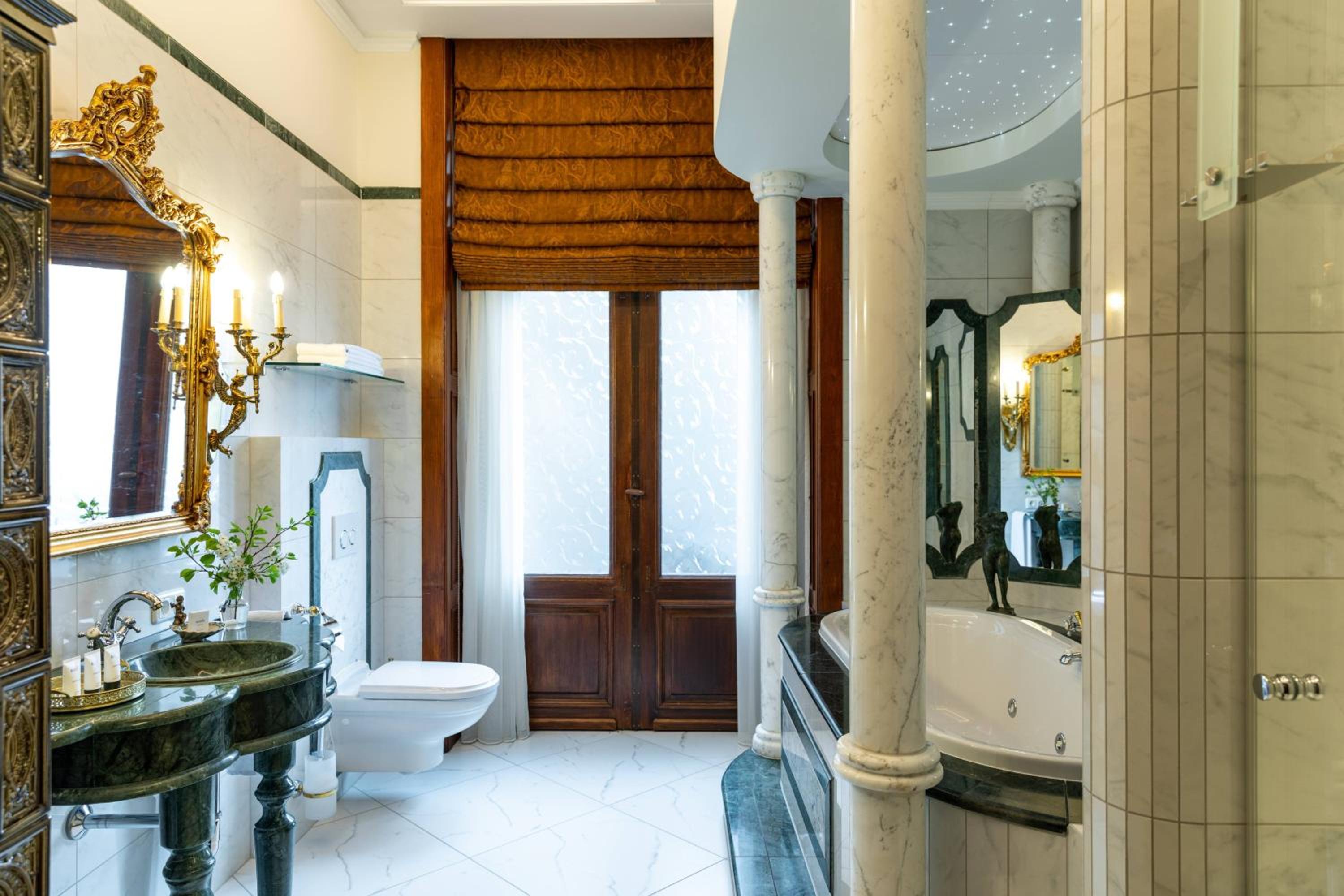 One-Bedroom King Suite