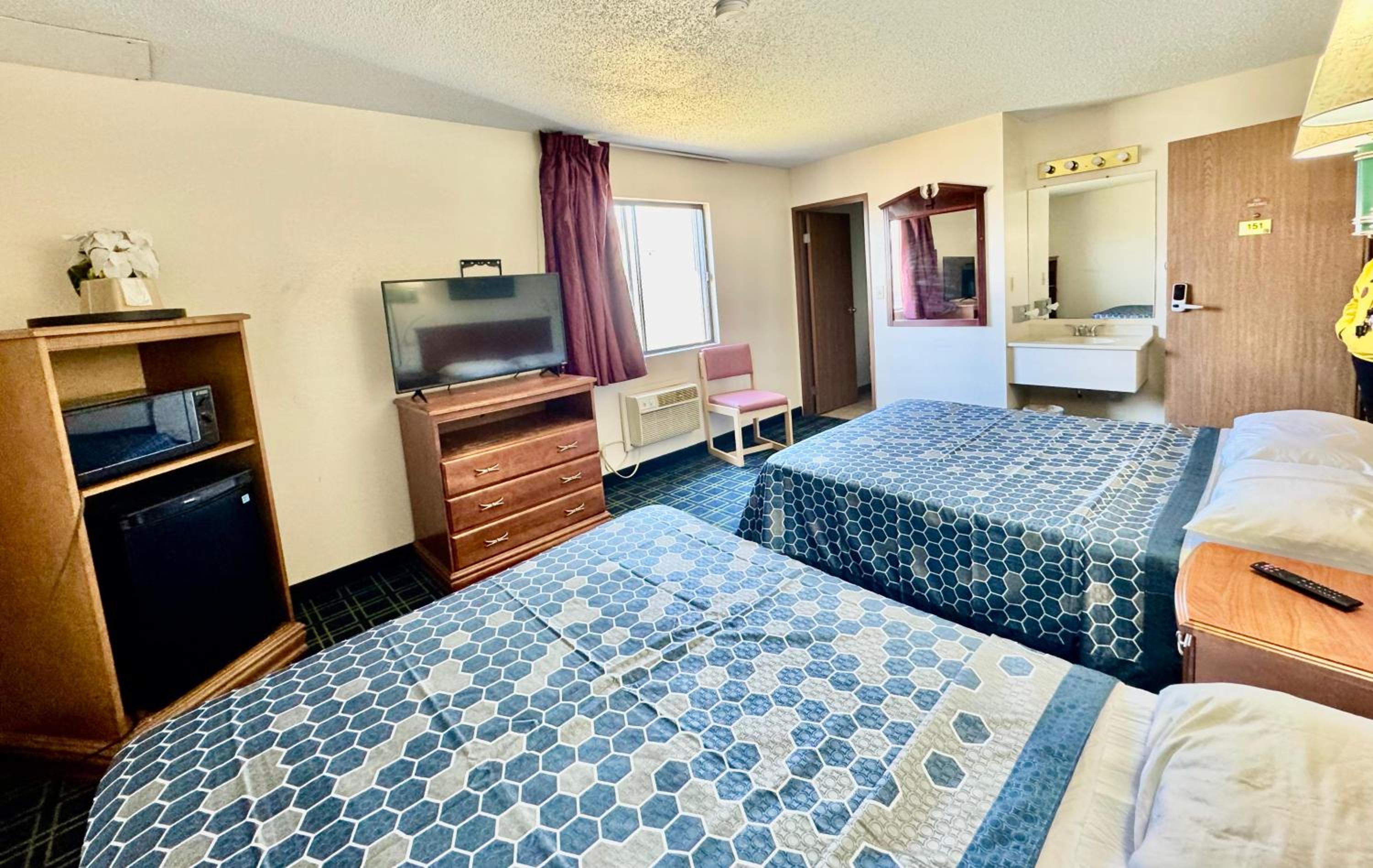 Deluxe Queen Room with Two Queen Beds photo 3