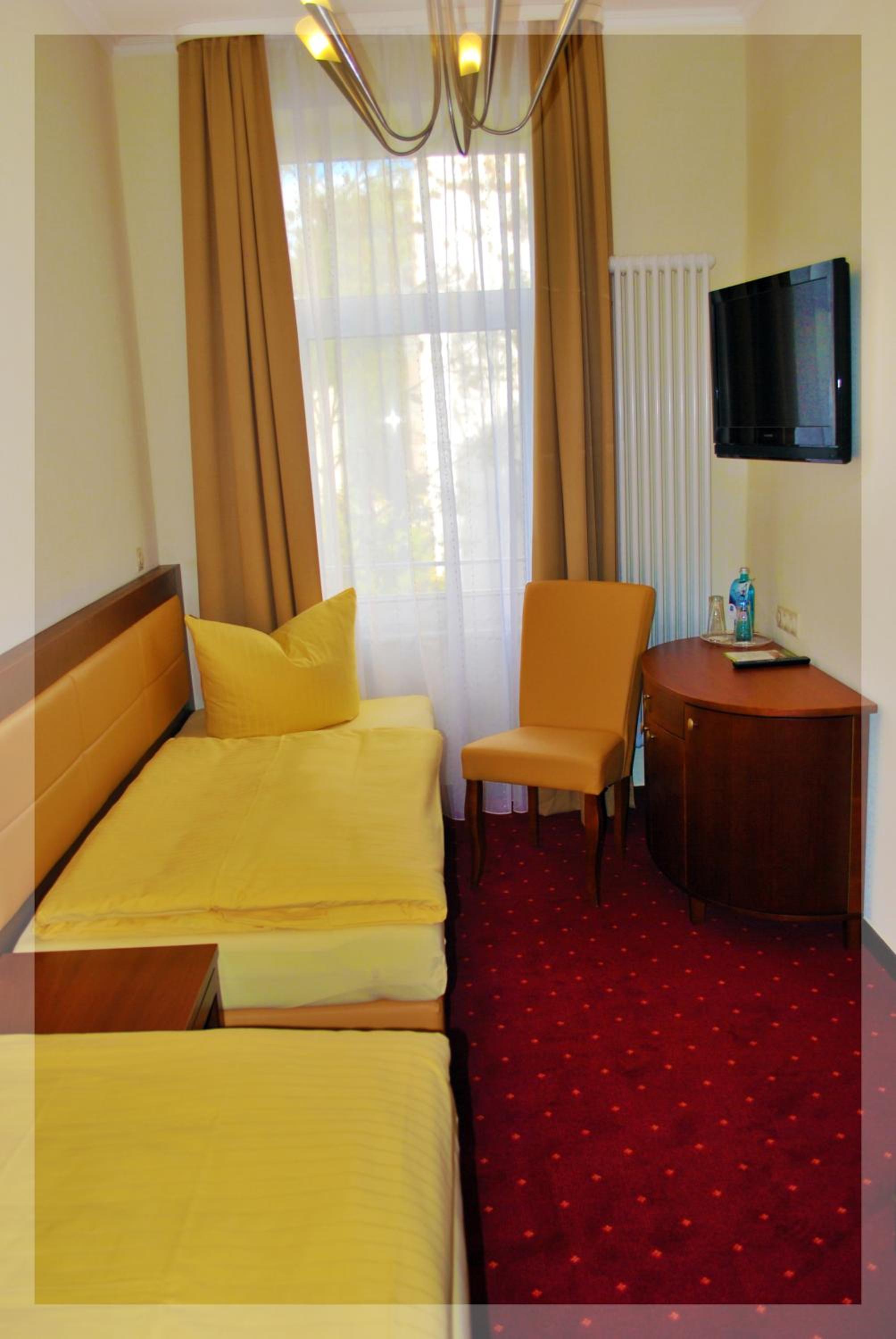 Business Twin Room - Photo 2