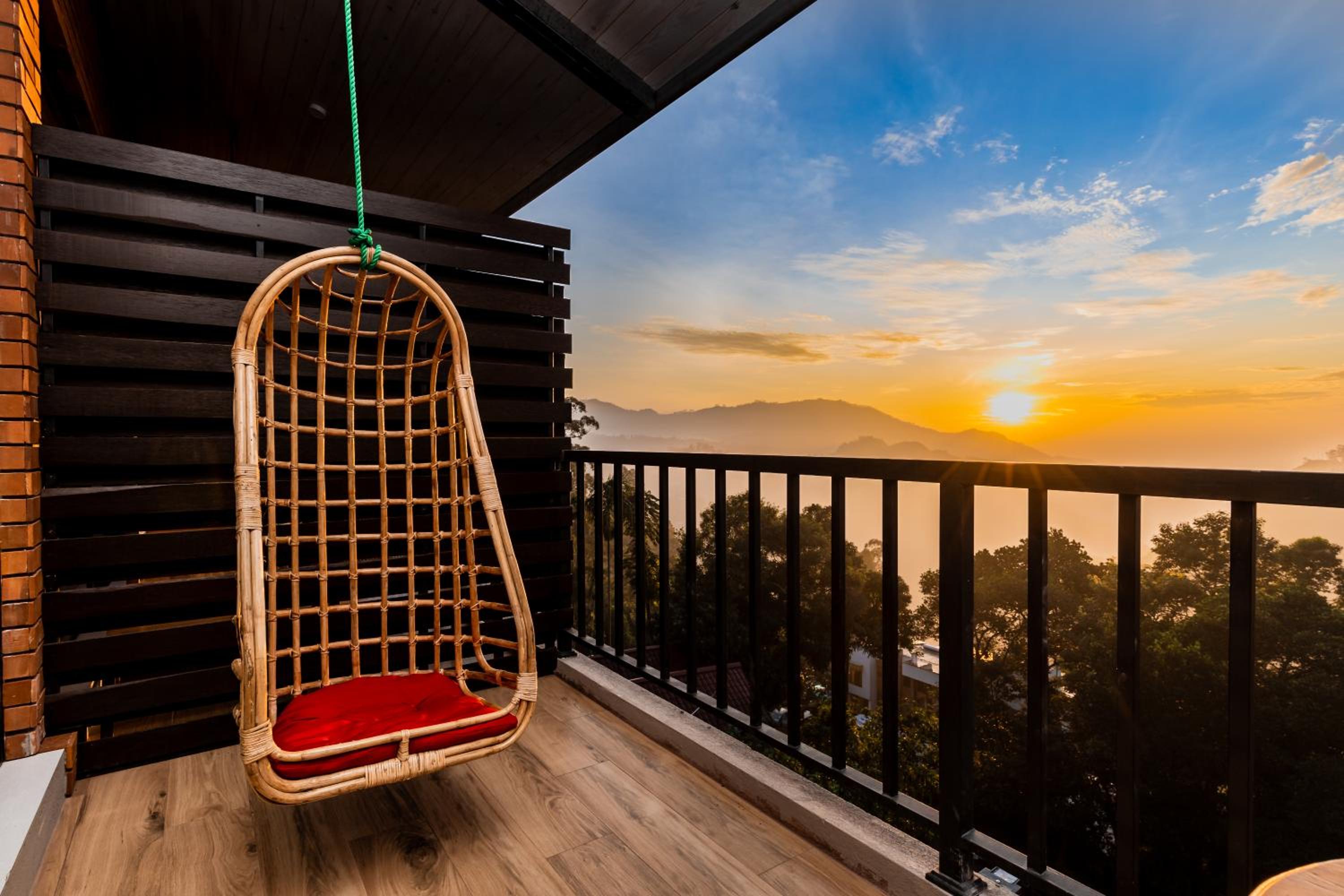 Panoramic Luxury Balcony Room with Ella Rock View