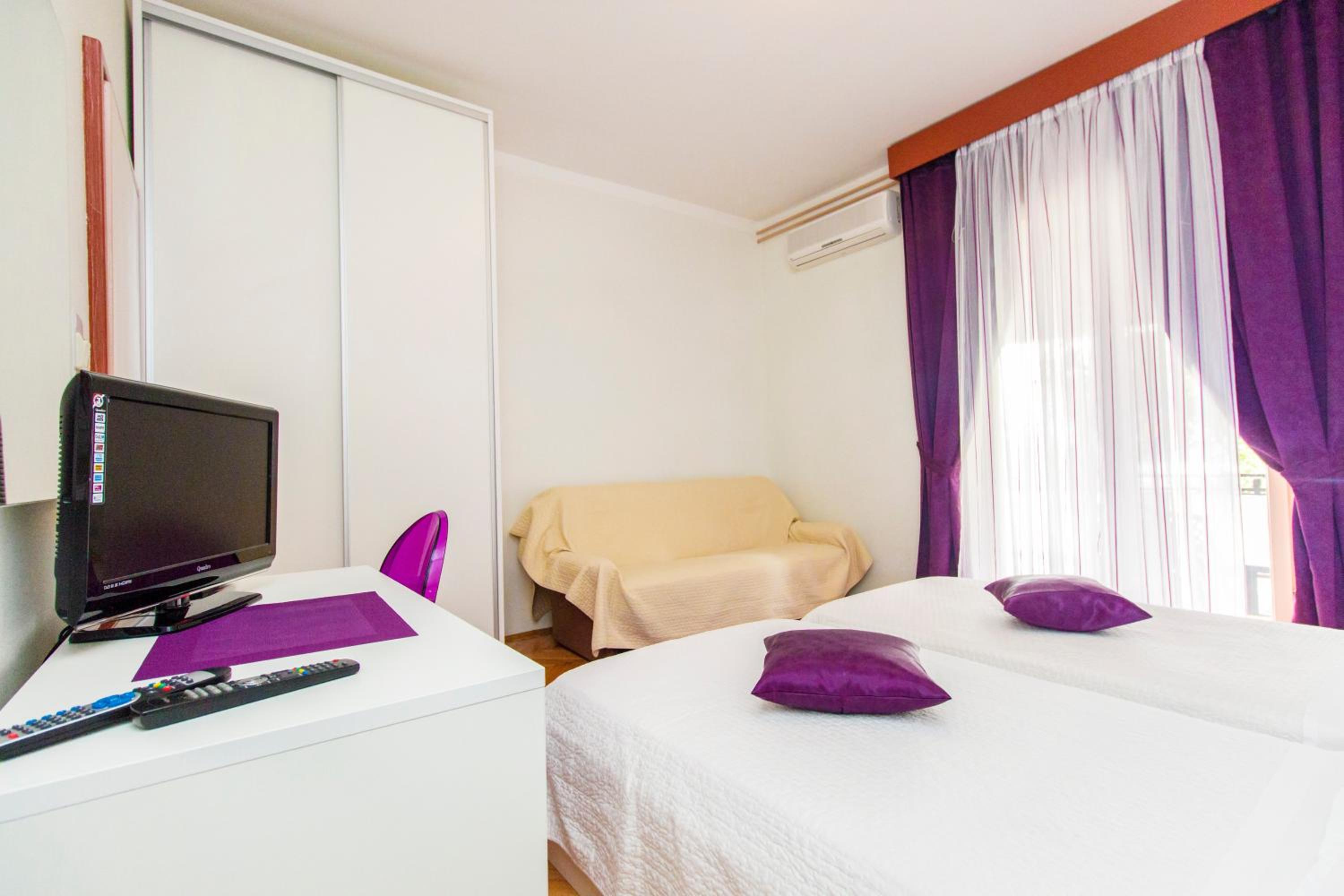 Superior Twin Room with Balcony - Photo 4