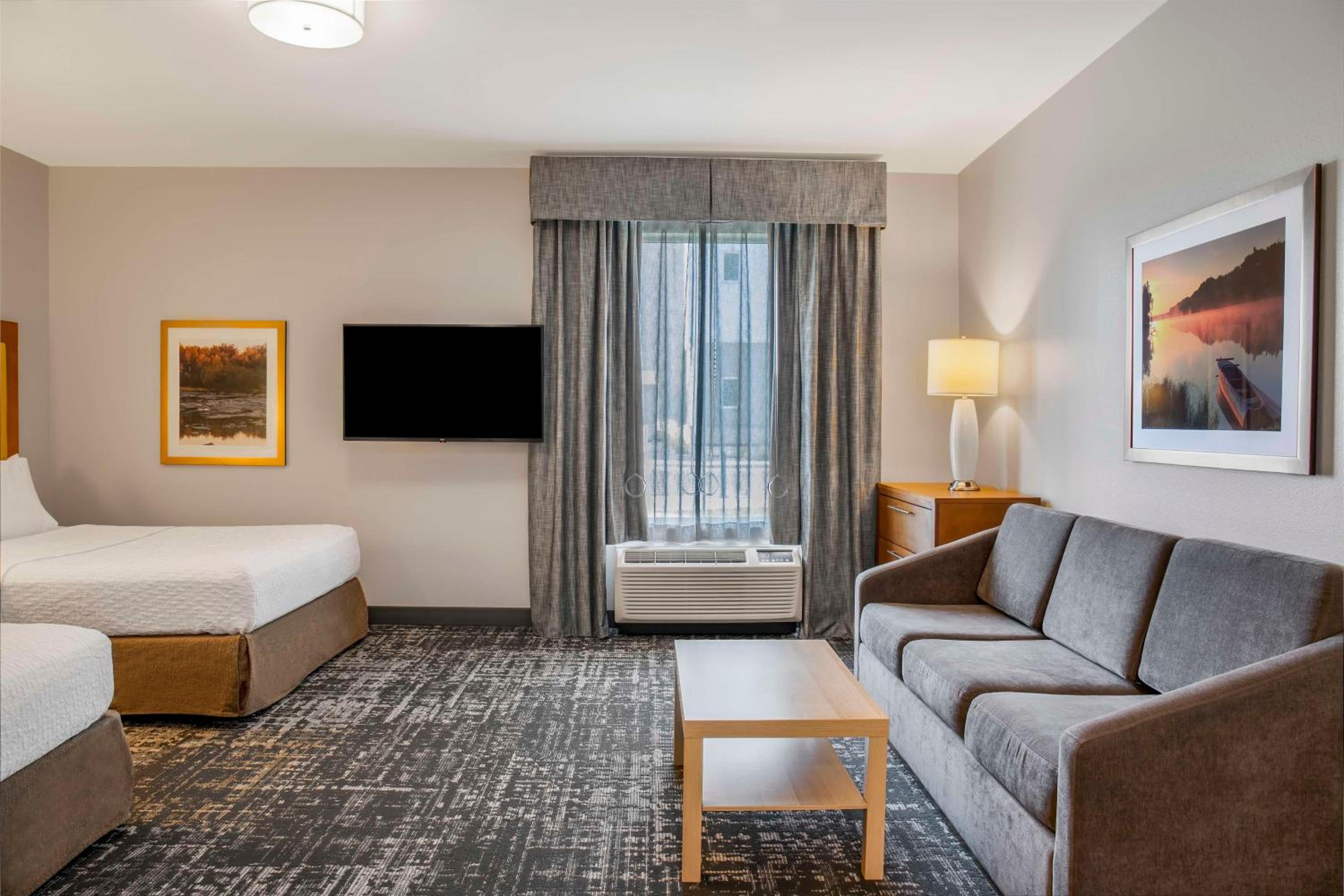 One-Bedroom King Suite - Non-Smoking thumbnail 5
