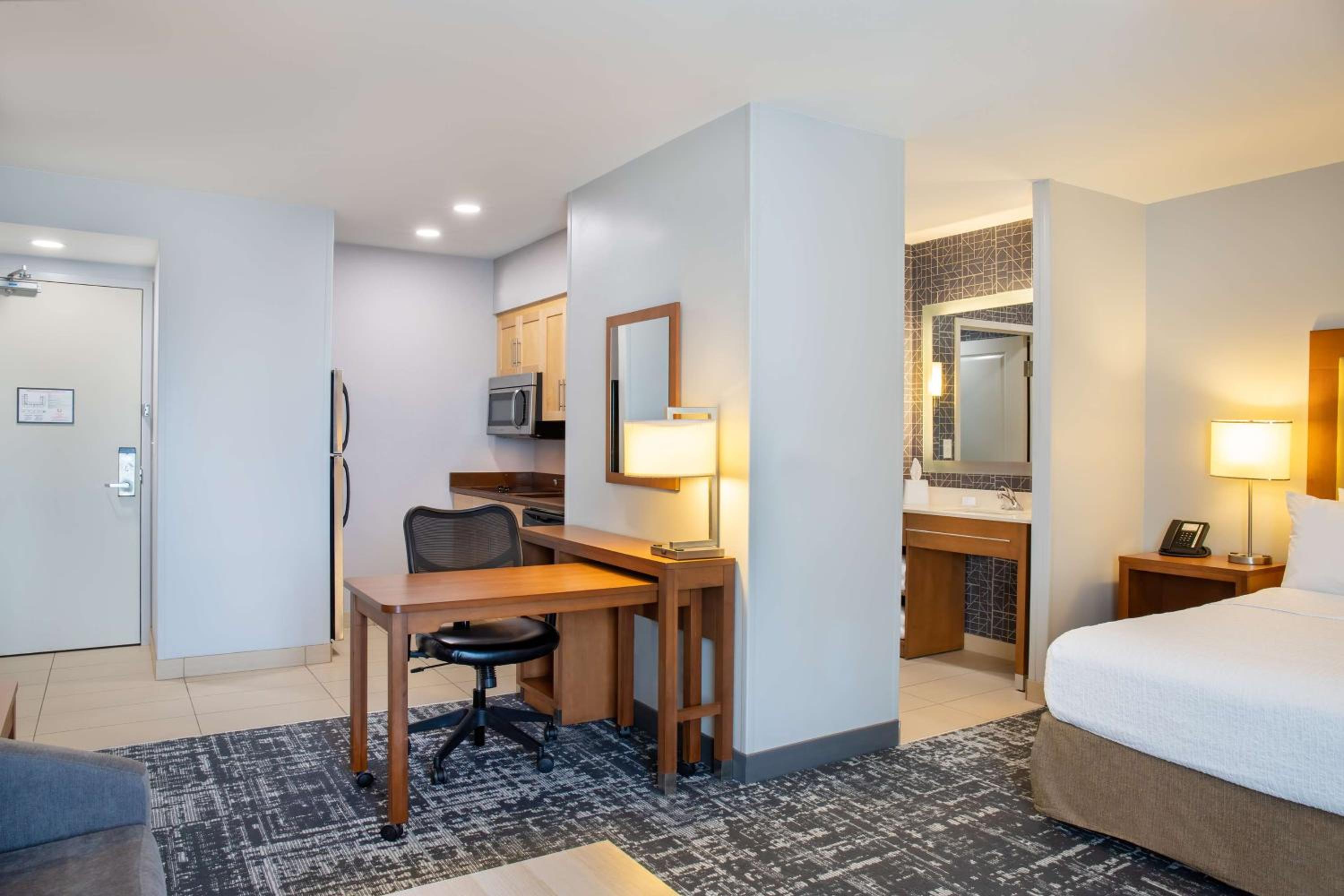 One-Bedroom King Suite - Non-Smoking thumbnail 6