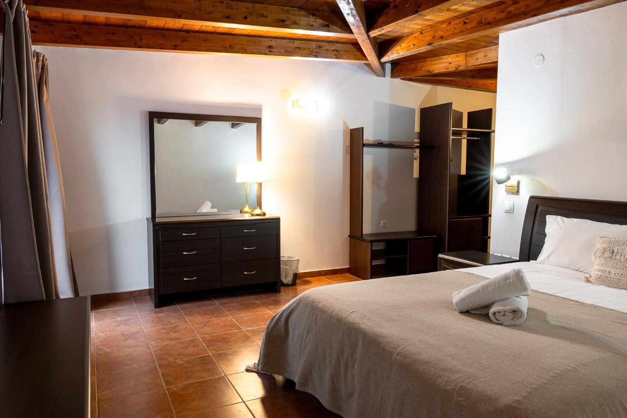 Two-Bedroom Deluxe Apartment - Photo 2