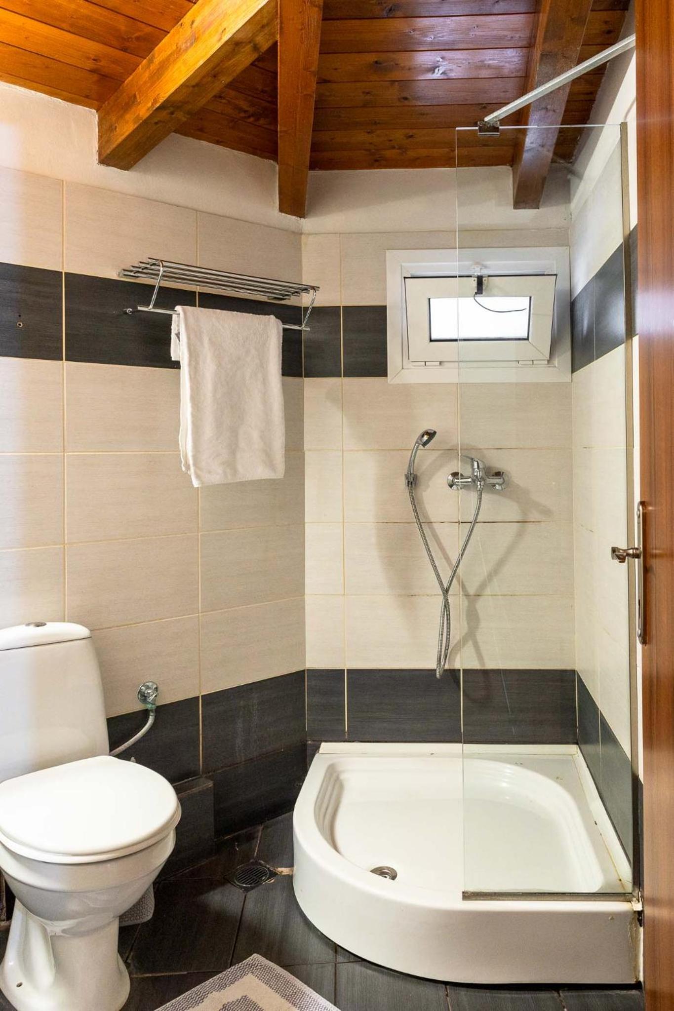 Two-Bedroom Deluxe Apartment - Photo 3