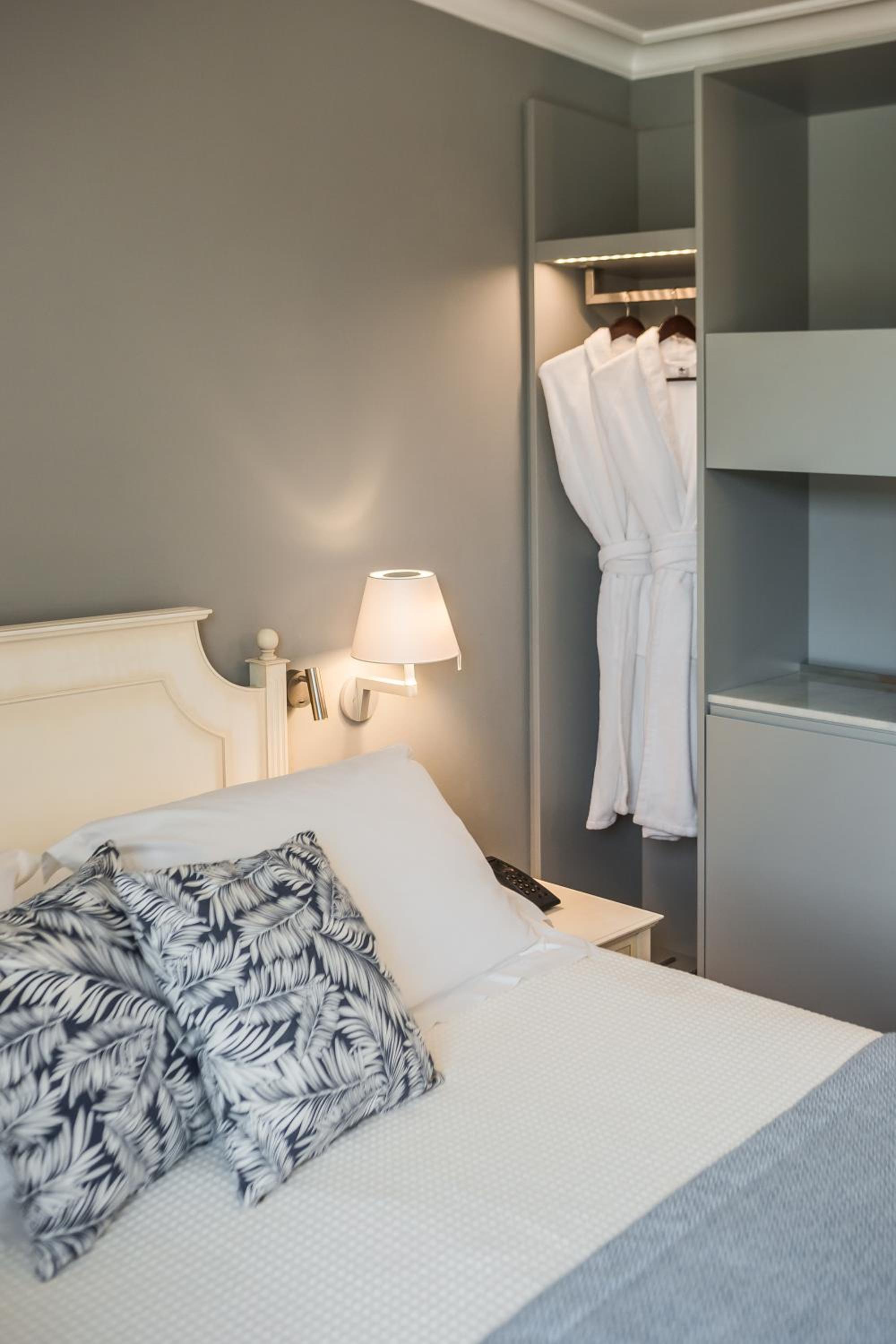 Classic Double Room (Higher Floor) photo 2