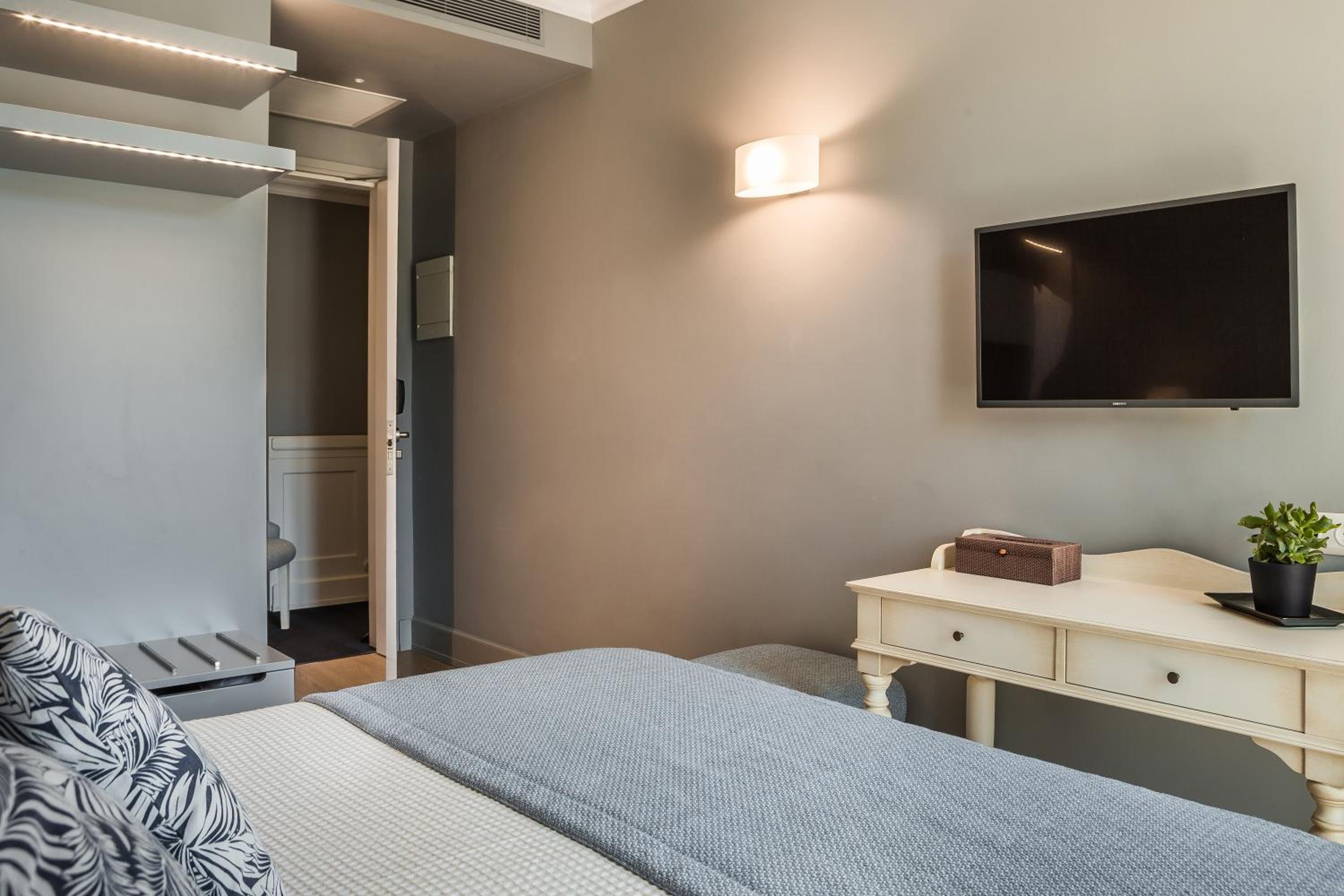Classic Double Room (Higher Floor) photo 3