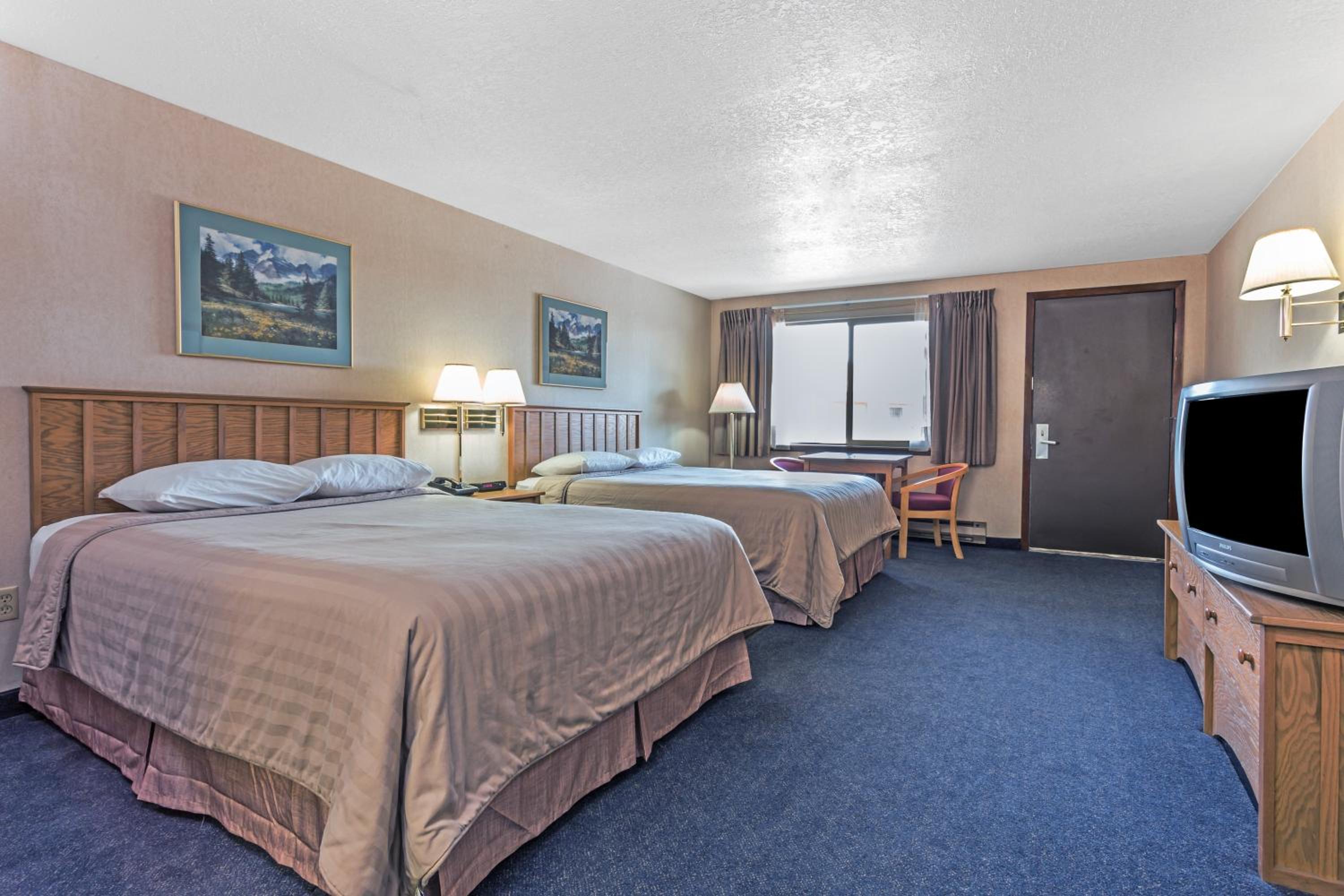 Queen Room with Two Queen Beds - Non-Smoking - Photo 4