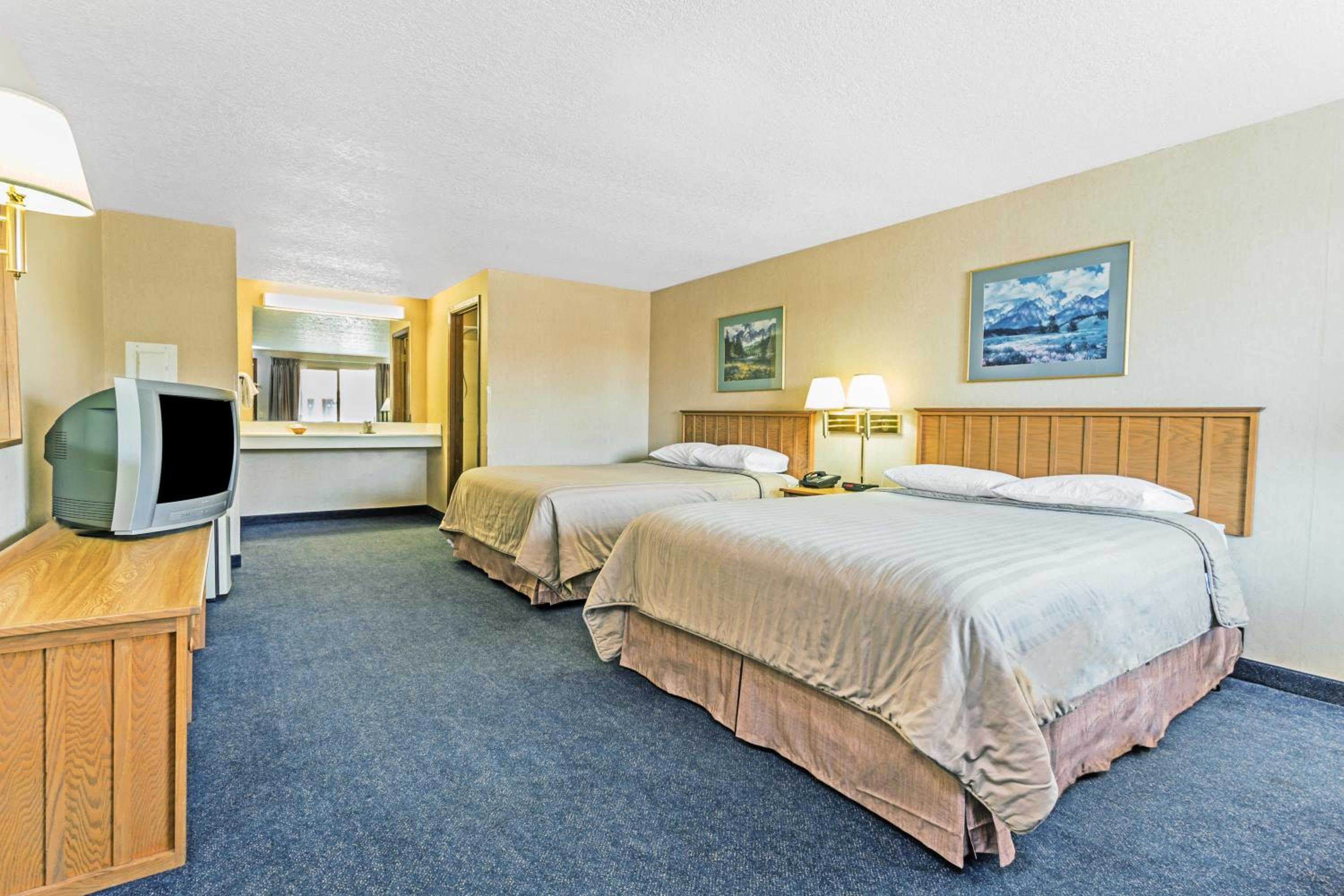 Queen Room with Two Queen Beds - Smoking - Photo 1