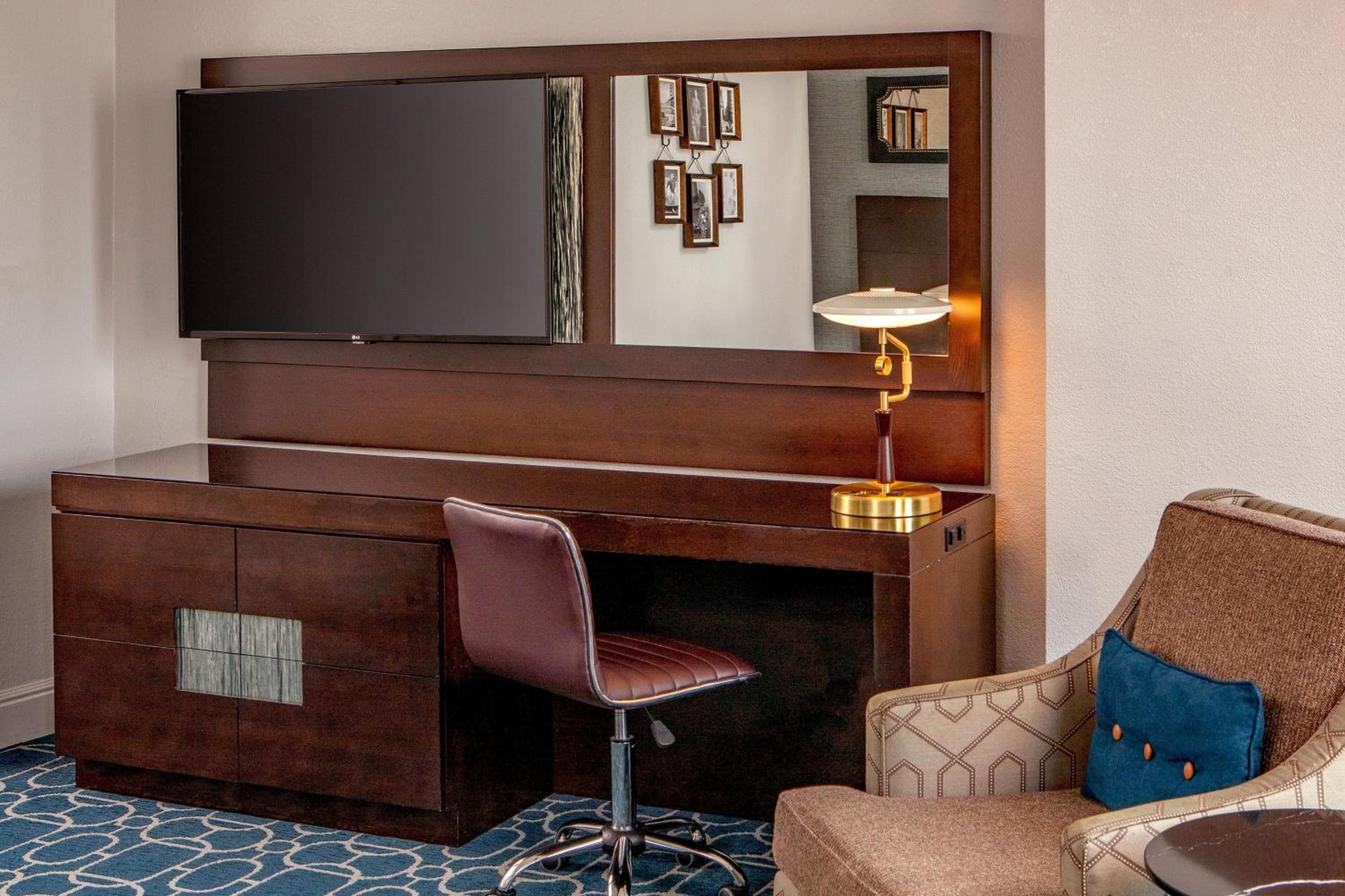 Queen Room with Two Queen Beds - Hearing Accessible - Photo 4
