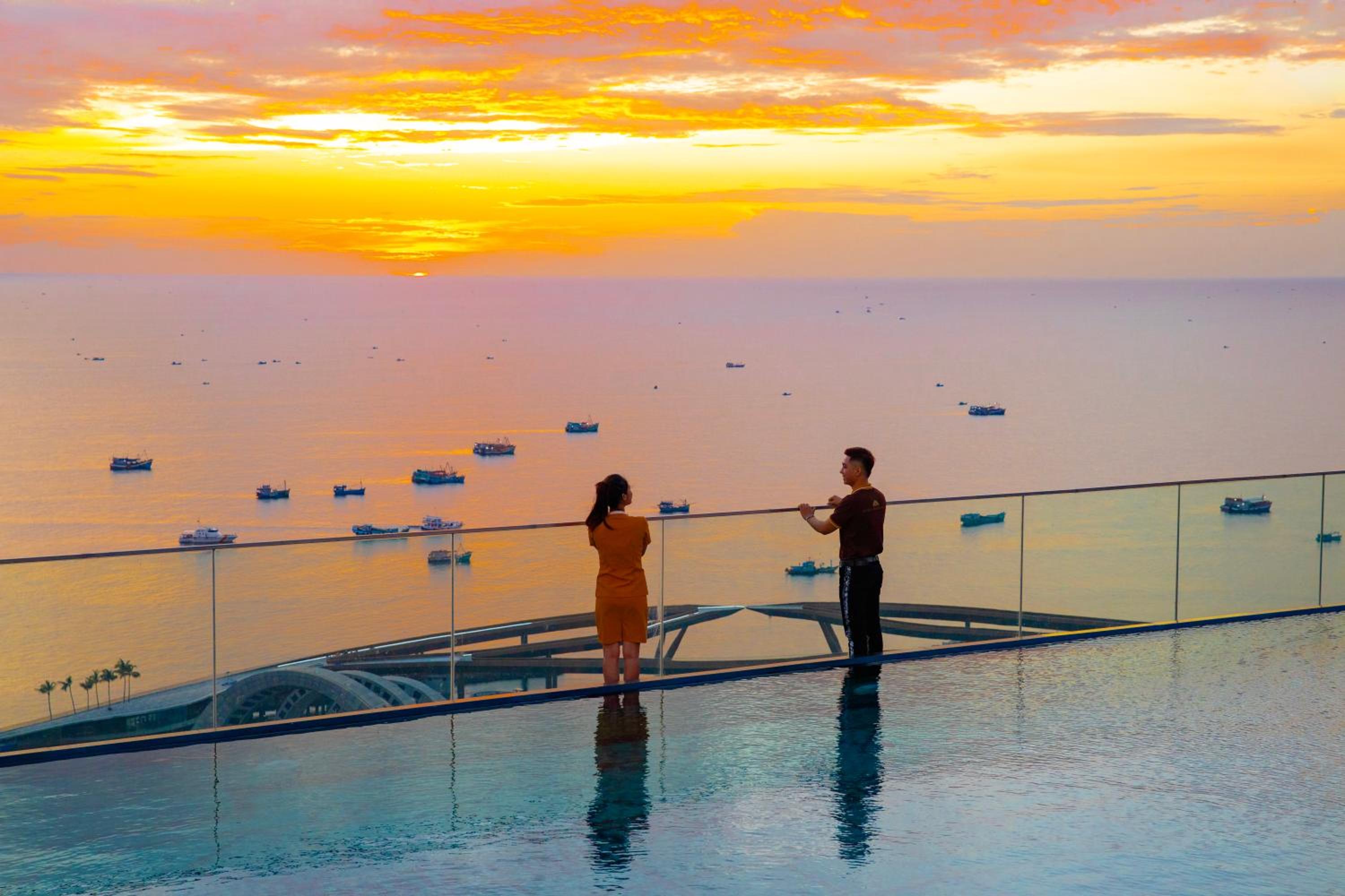 One-Bedroom Sunset & Firework View Balcony photo 2
