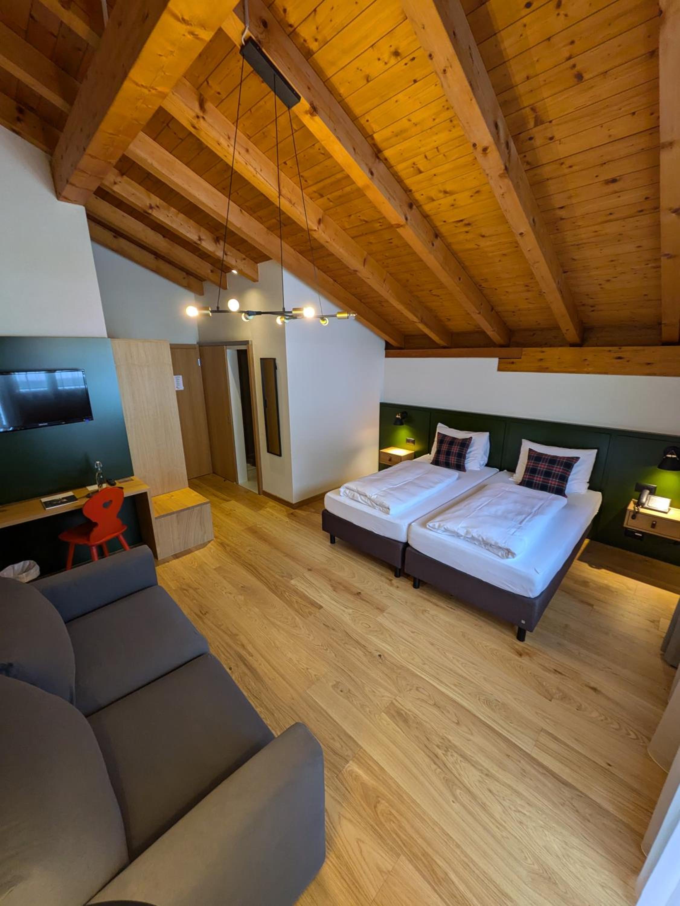 Deluxe Family Room with Balcony - Photo 3