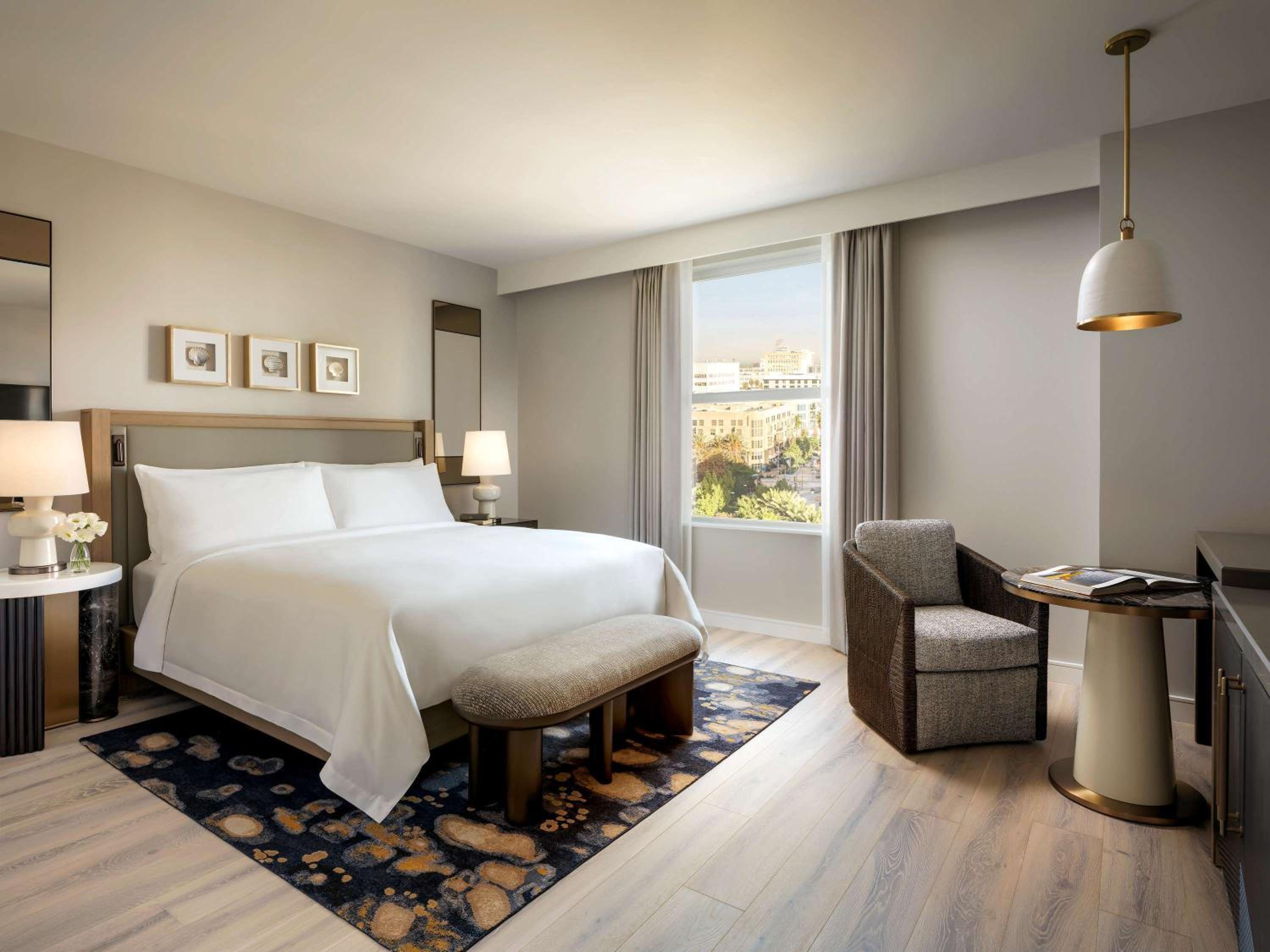 Deluxe King Room with City View photo 1